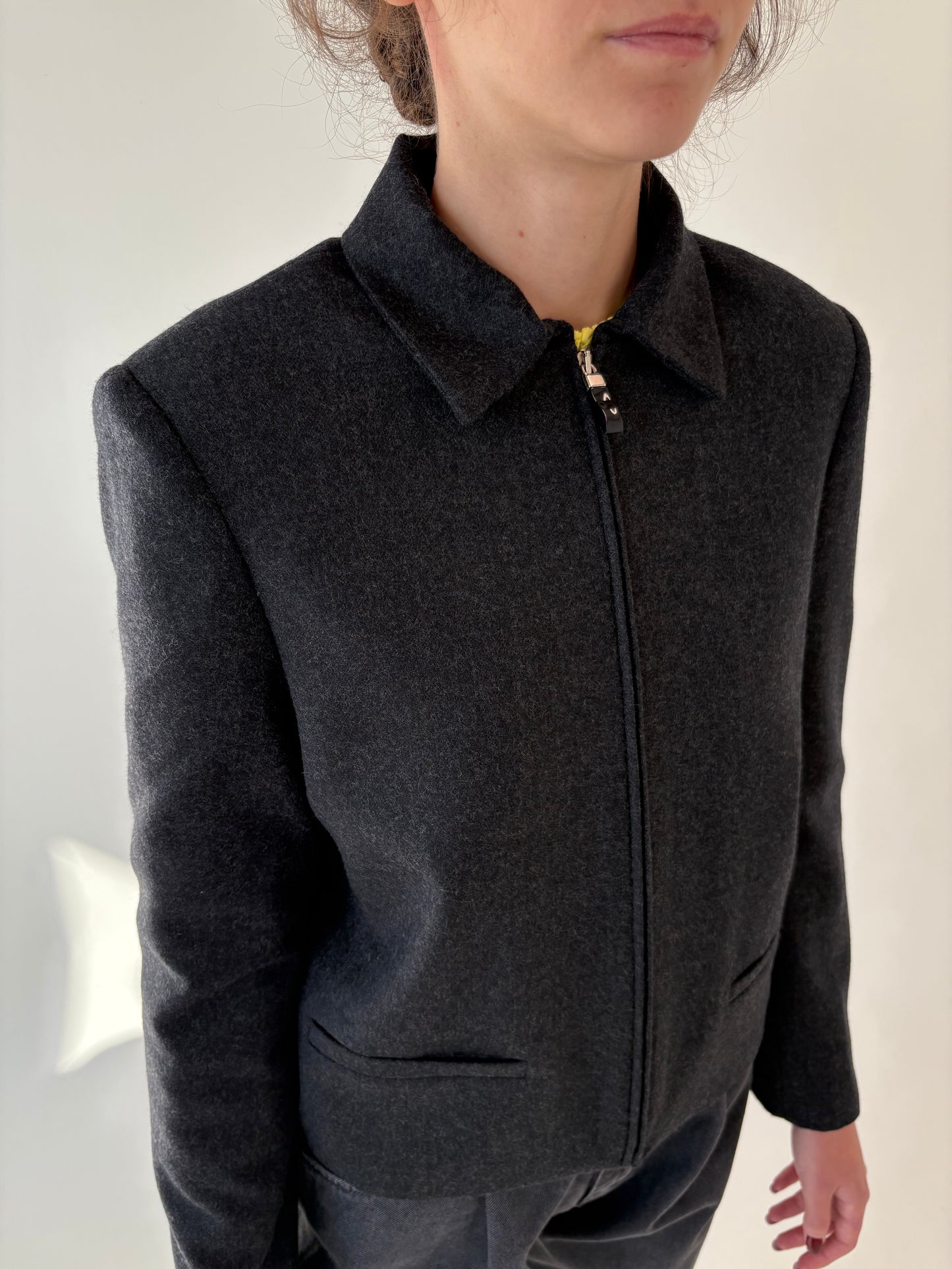 Jacheta italiană din lana pura virgină în croi minimalist ușor cropped