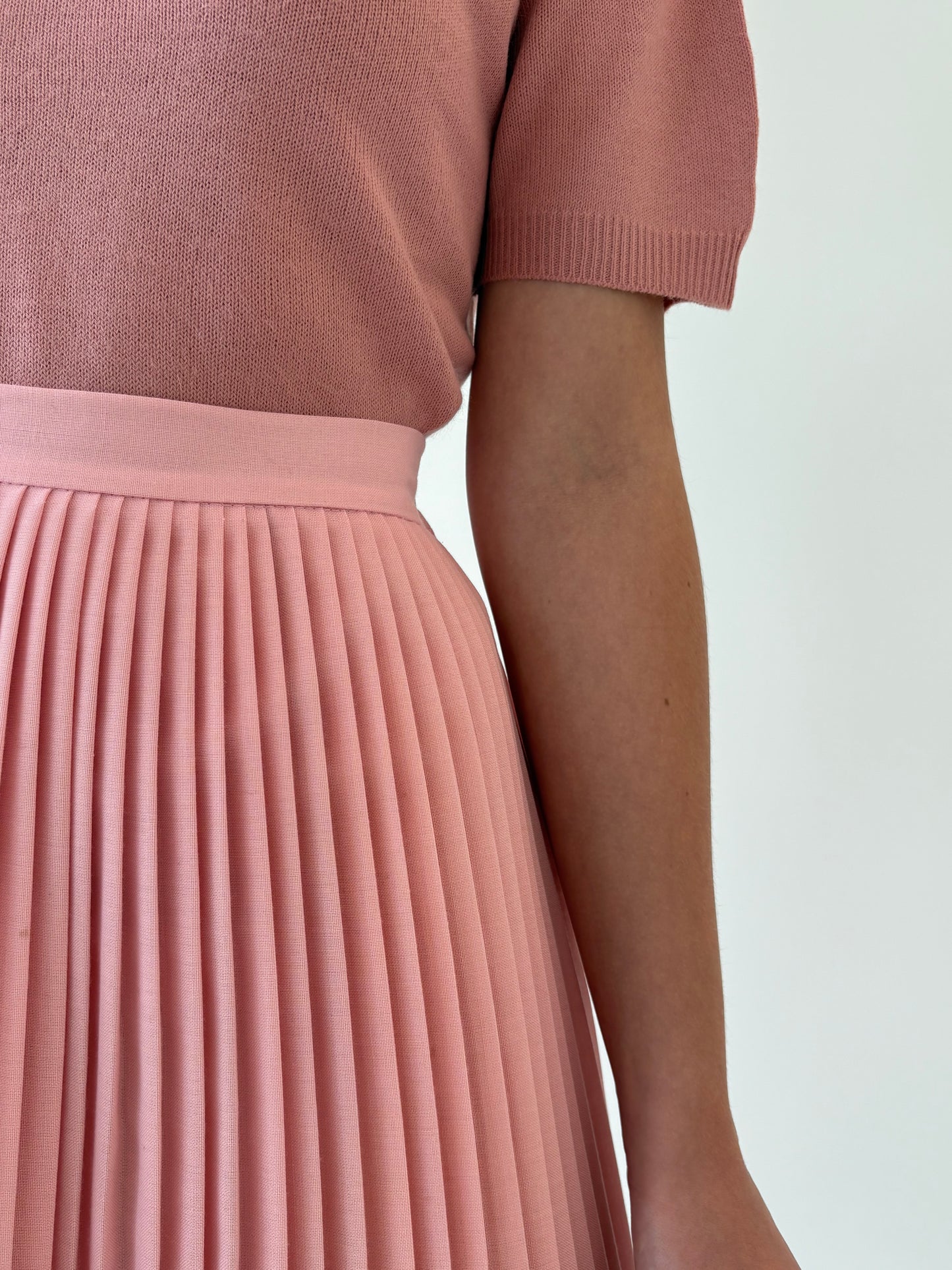 Fustă plisată din lana extrafina powder pink cu talie ultra înaltă