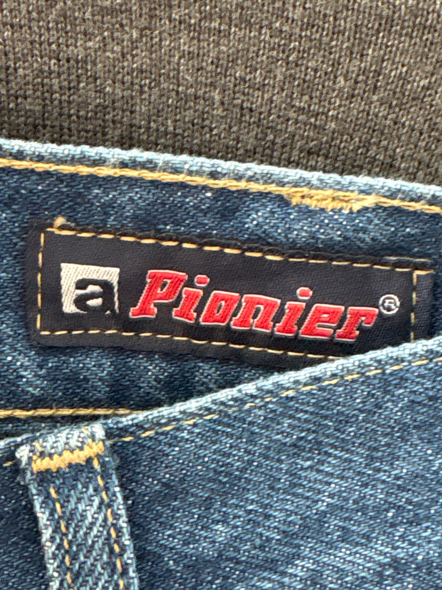 Jeans vintage cu influențe de streetwear dark wash