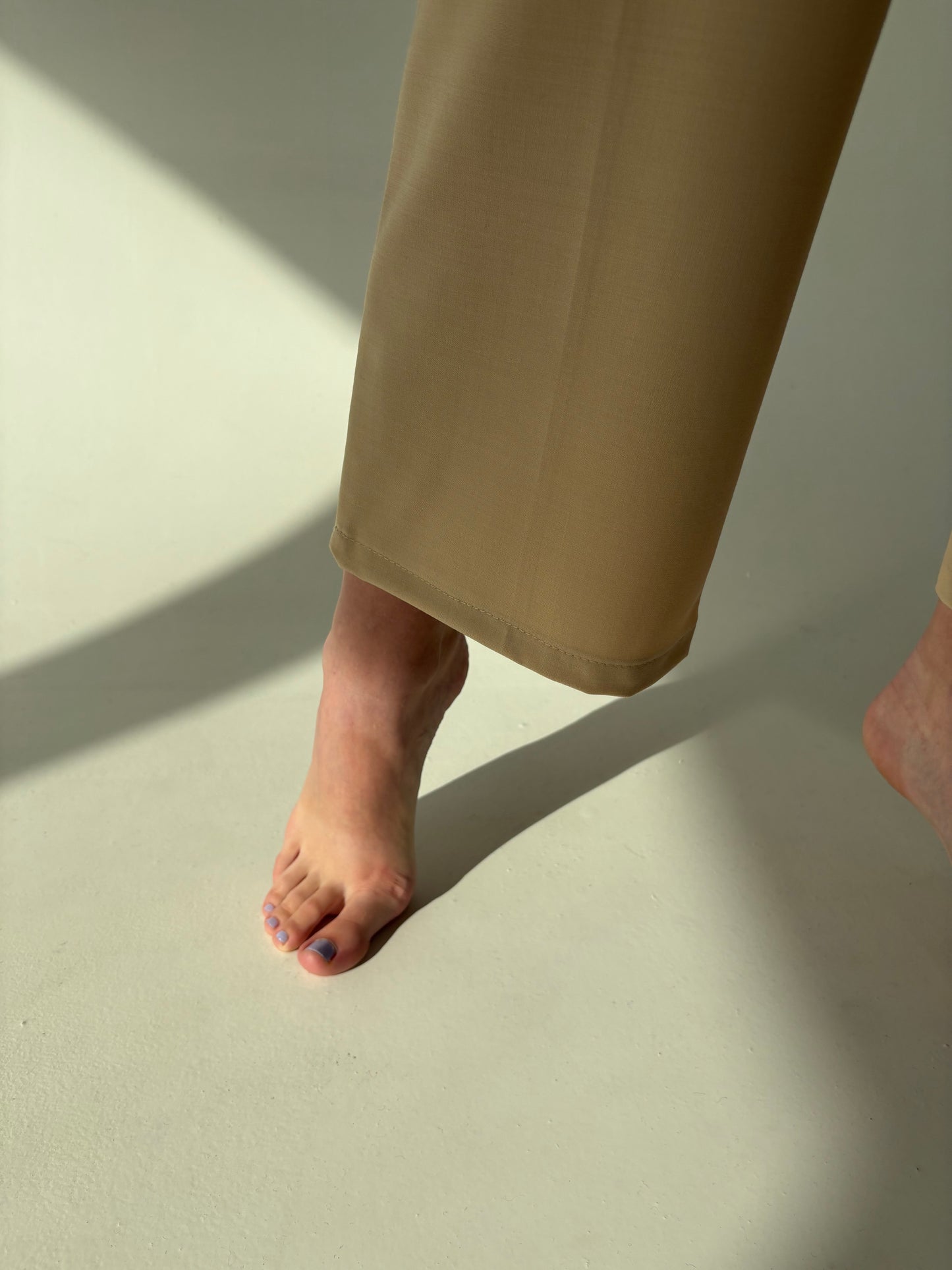 Pantaloni camel din stofita de lana extrafina elastică cu talie ultra înaltă