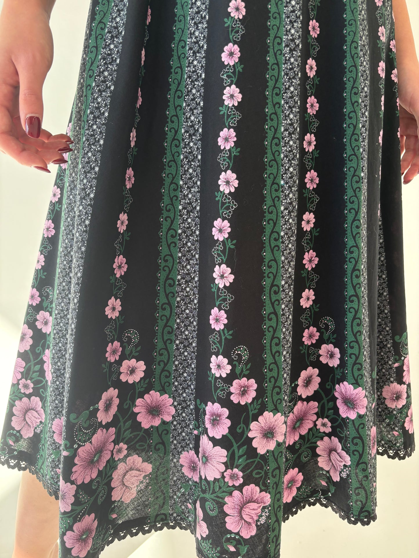 Fustă vintage neagră cu prin floral lavandă și talie ultra înaltă elastică