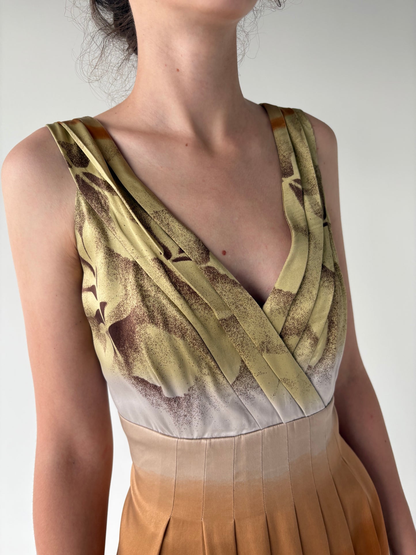 Rochie în nuanțe superbe din mătase naturală grea cu talie ultra înaltă marcată