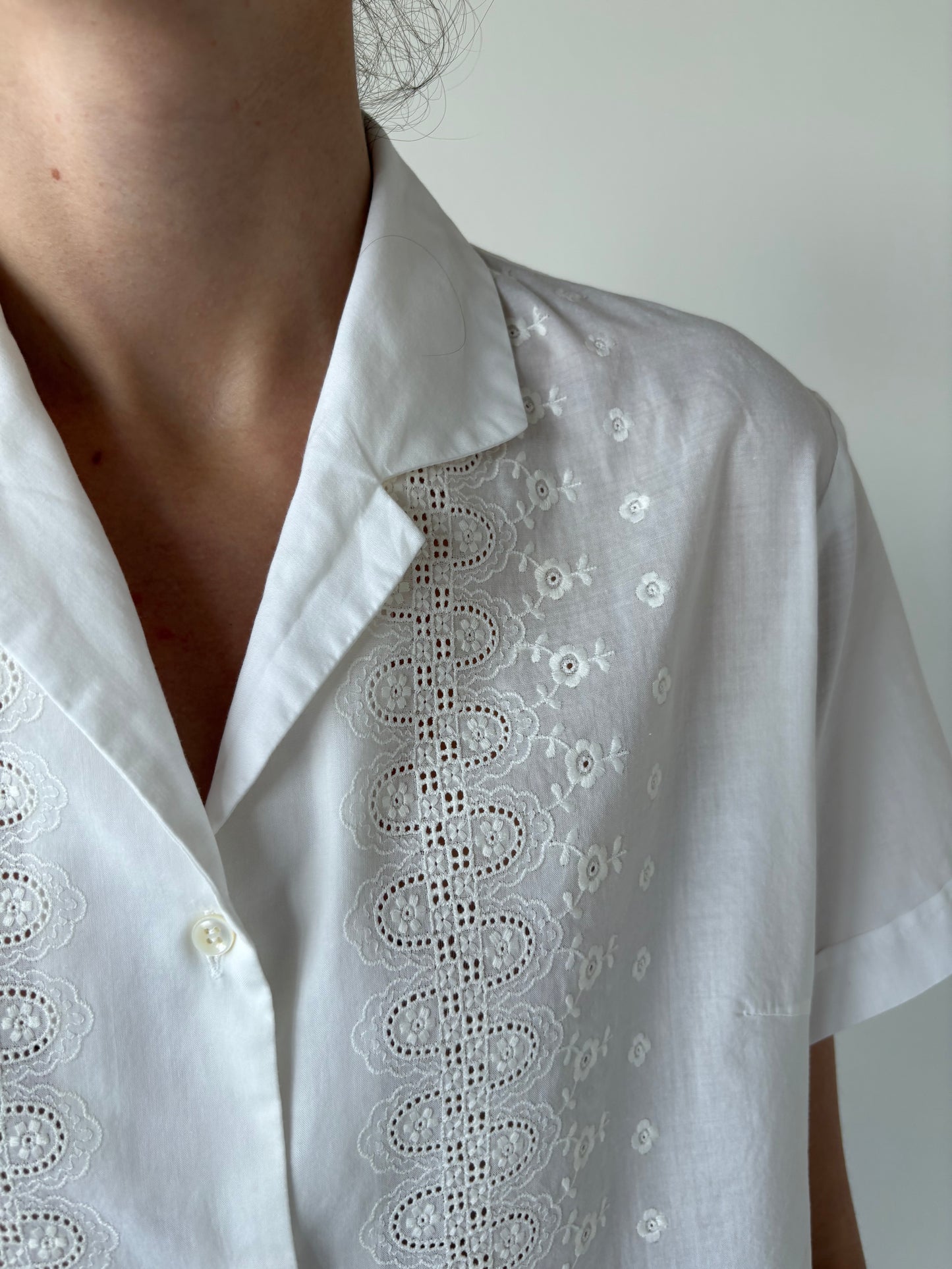 Camasa exceptionala din bumbac satinat cu broderie delicată superbă