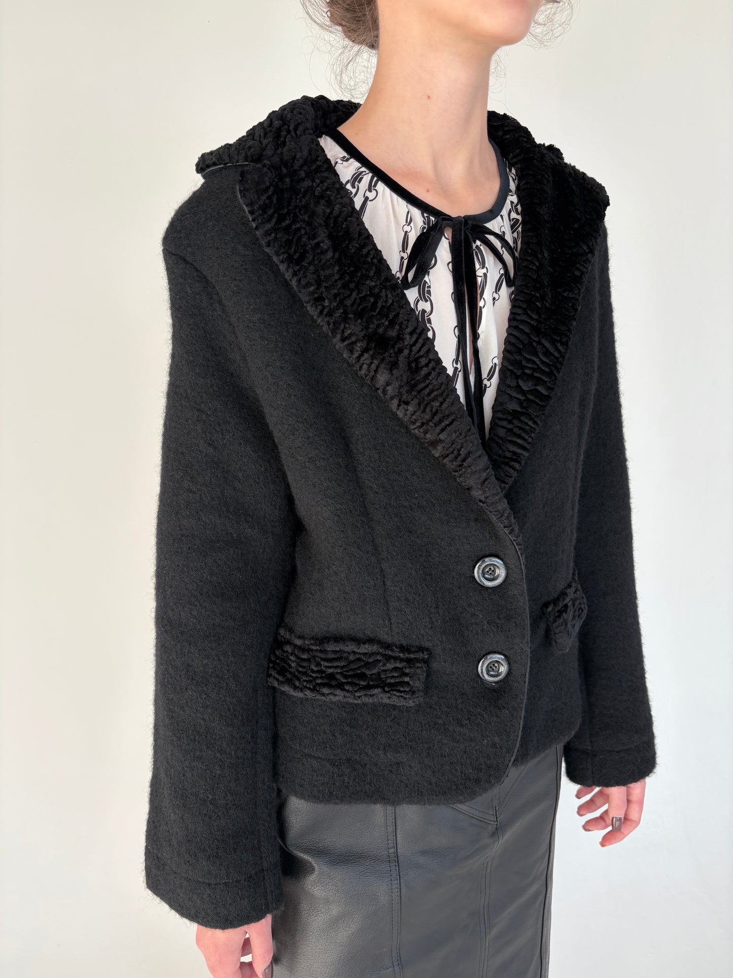 Sacou italian negru în croi ușor cambrat ultra confort din tricot de lana