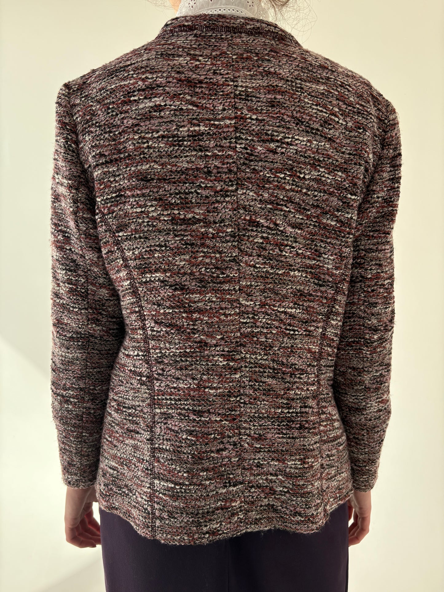 Sacou cambrat din tweed în stil Chanel cu burgundy