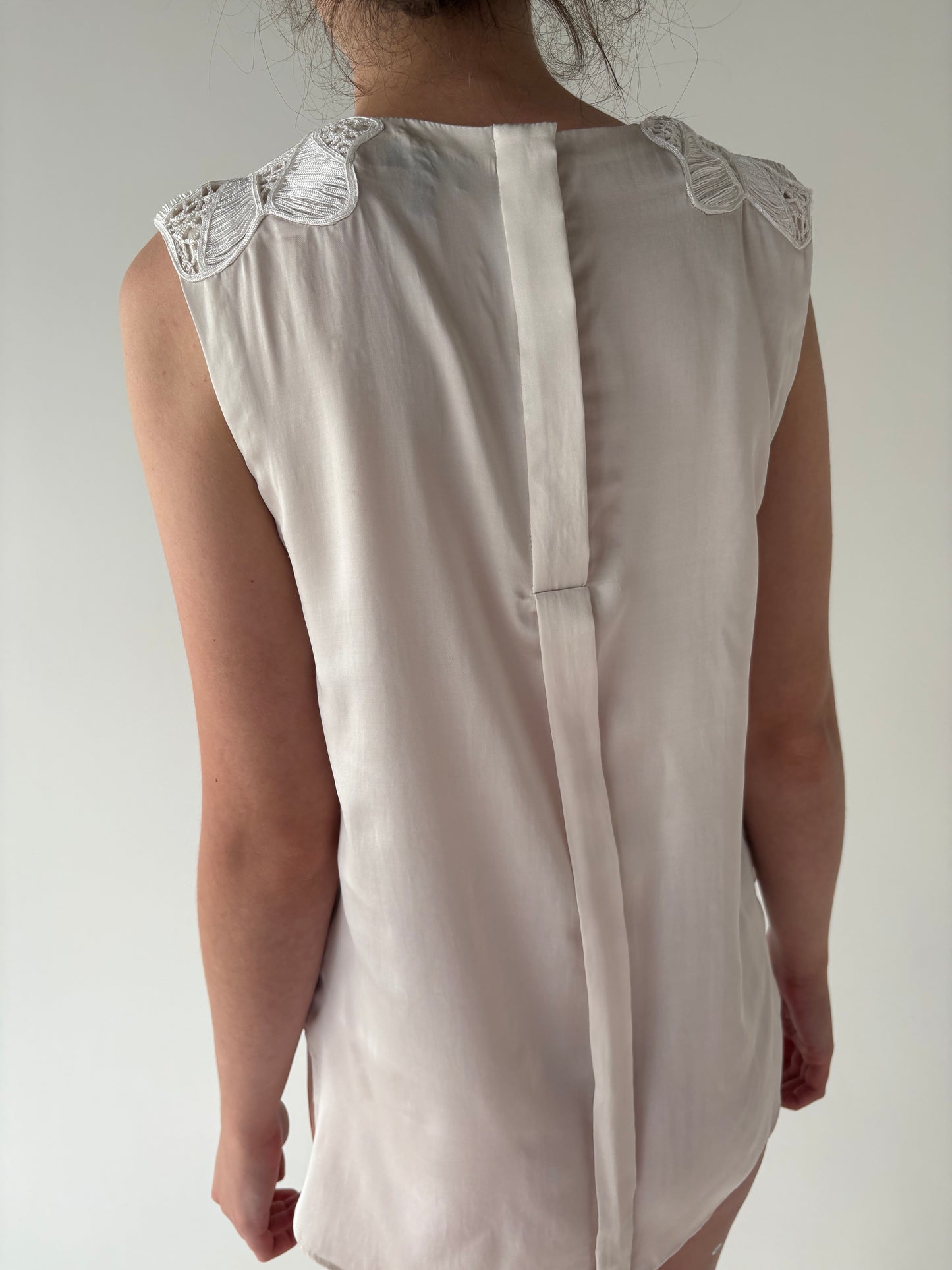 Top satinat butter white Armani cu aplicații pe umeri