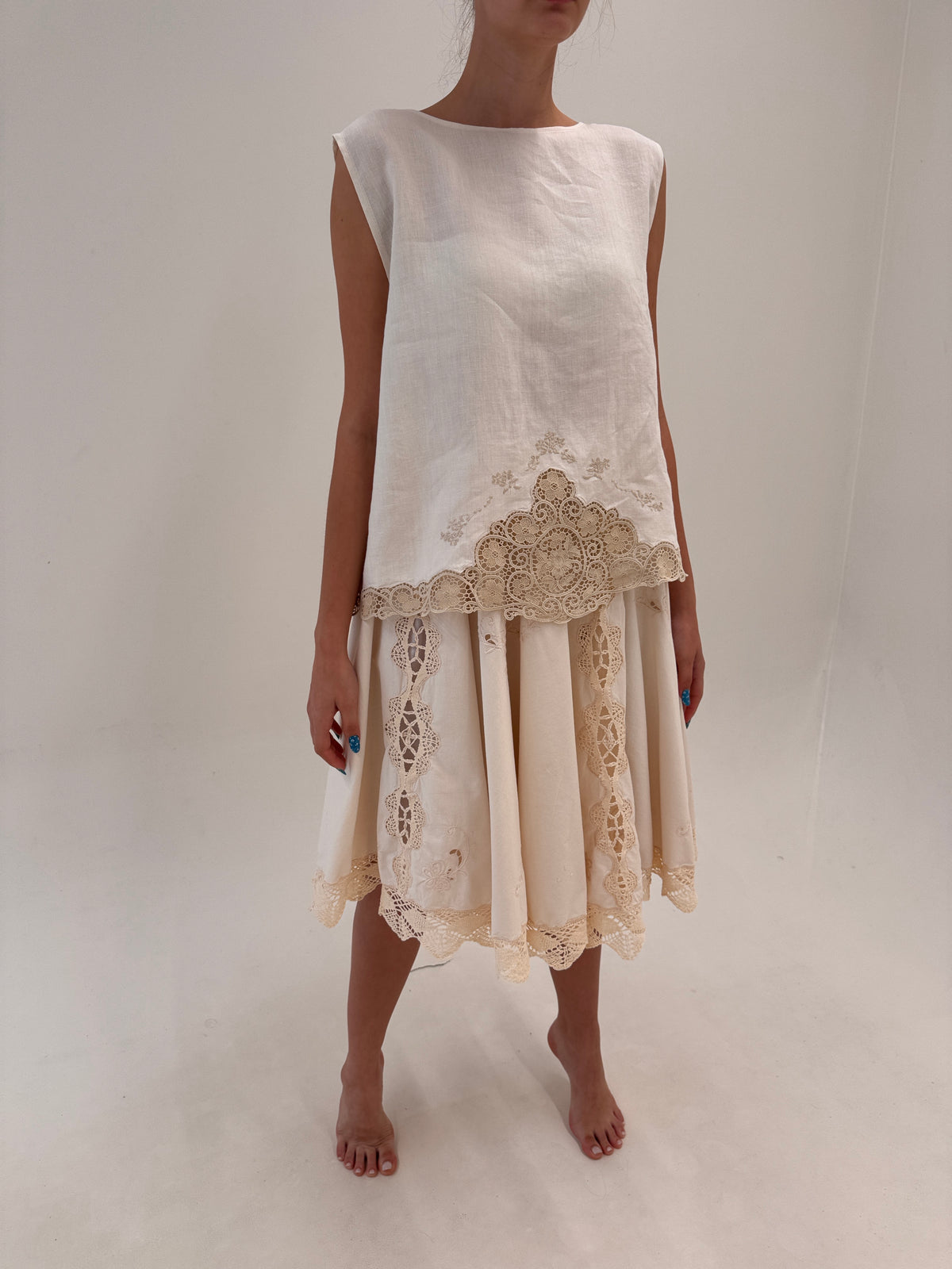 Fustă light nude bijuterie cu broderie manuală și macrame lucrat manual din in