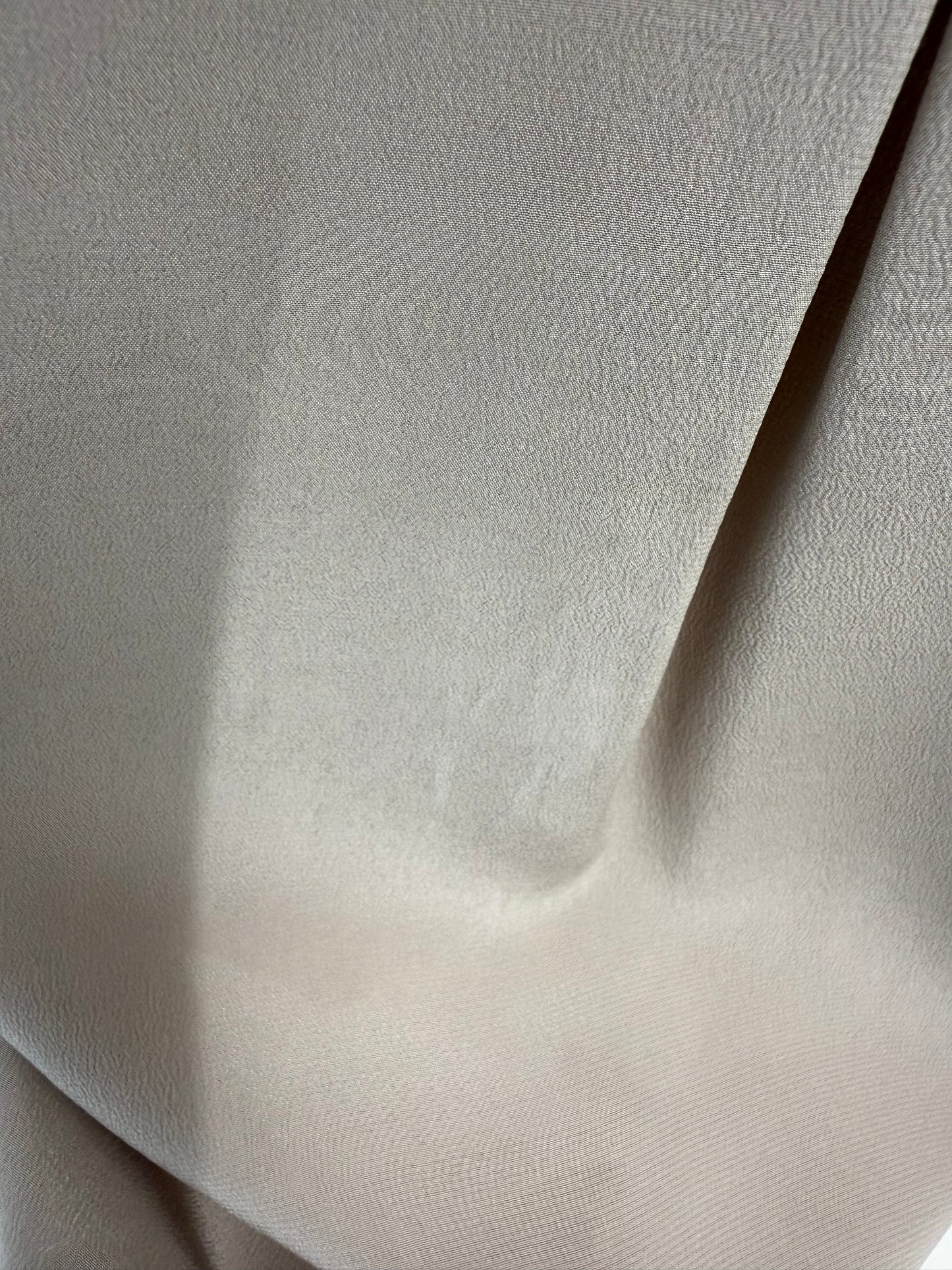 Top grej în croi minimalist din mătase naturală