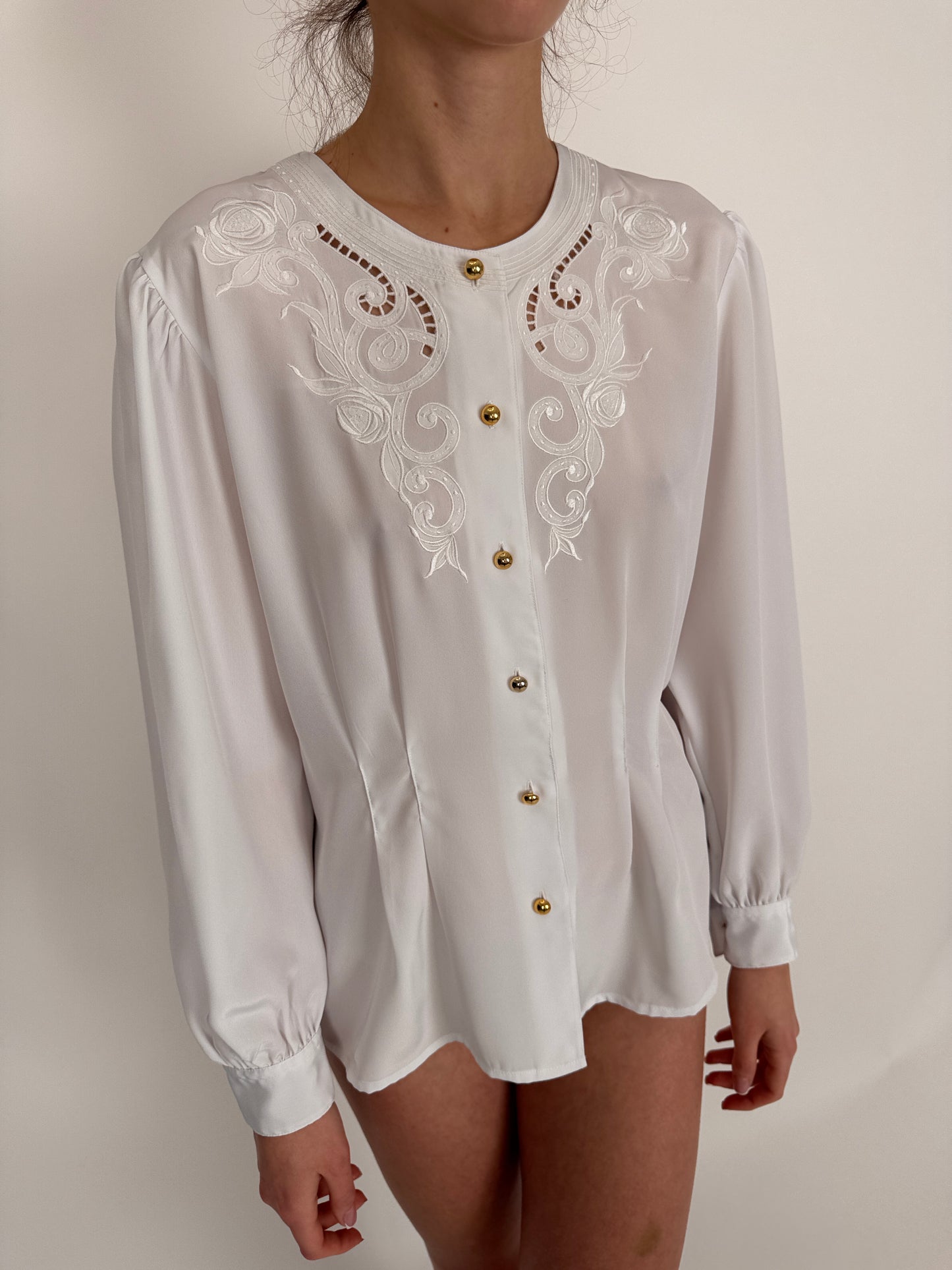 Cămașa vintage ușor cambrata cu broderie anglaise