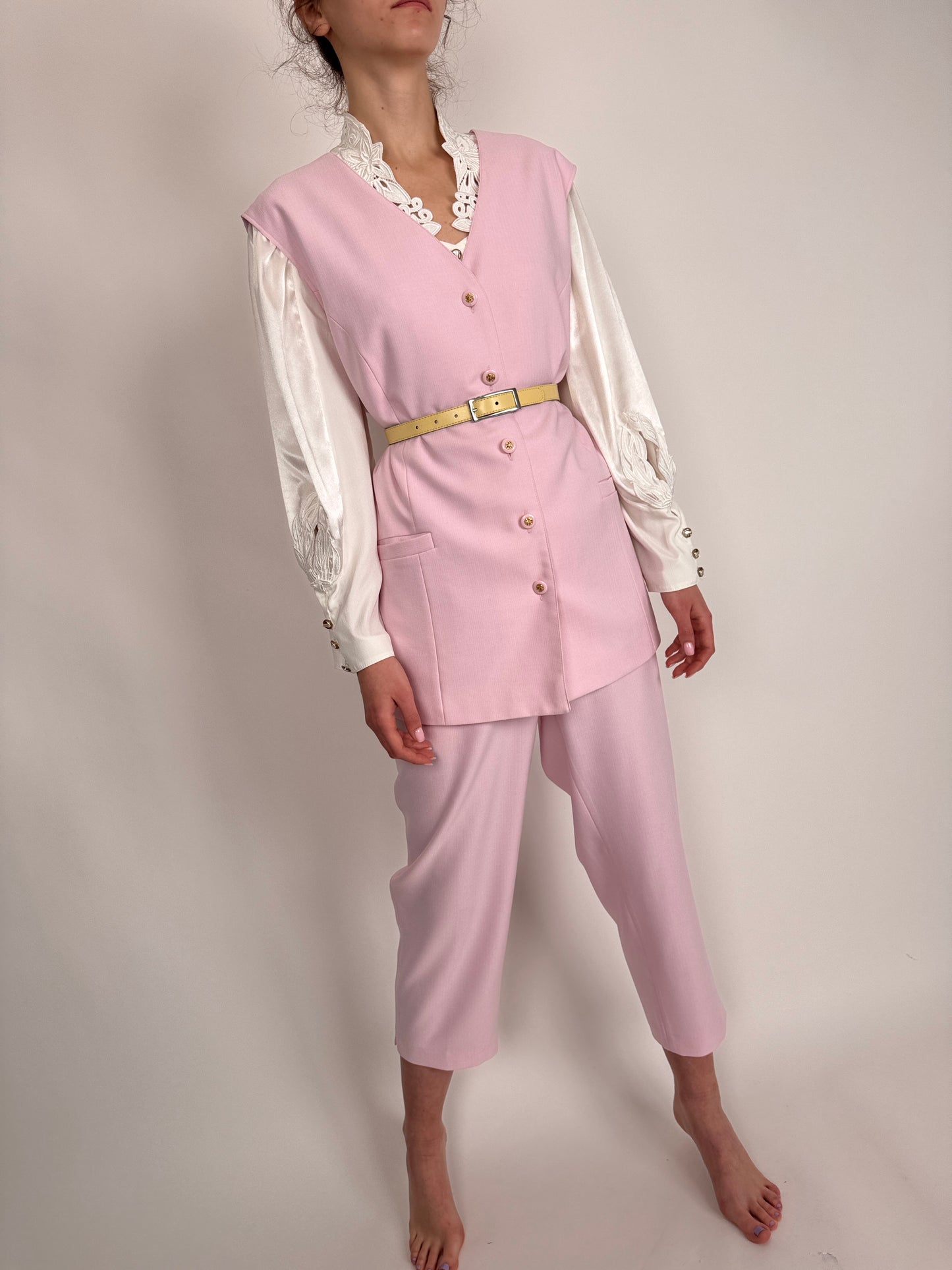 Costum baby pink cu vesta cambrata și pantaloni cu talie elastică