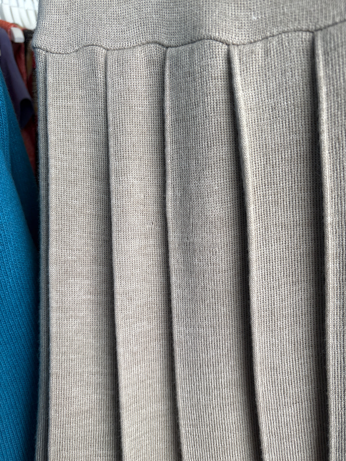 Fustă plisată nude din tricot de lana extrafina cu talie ultra marcată înaltă