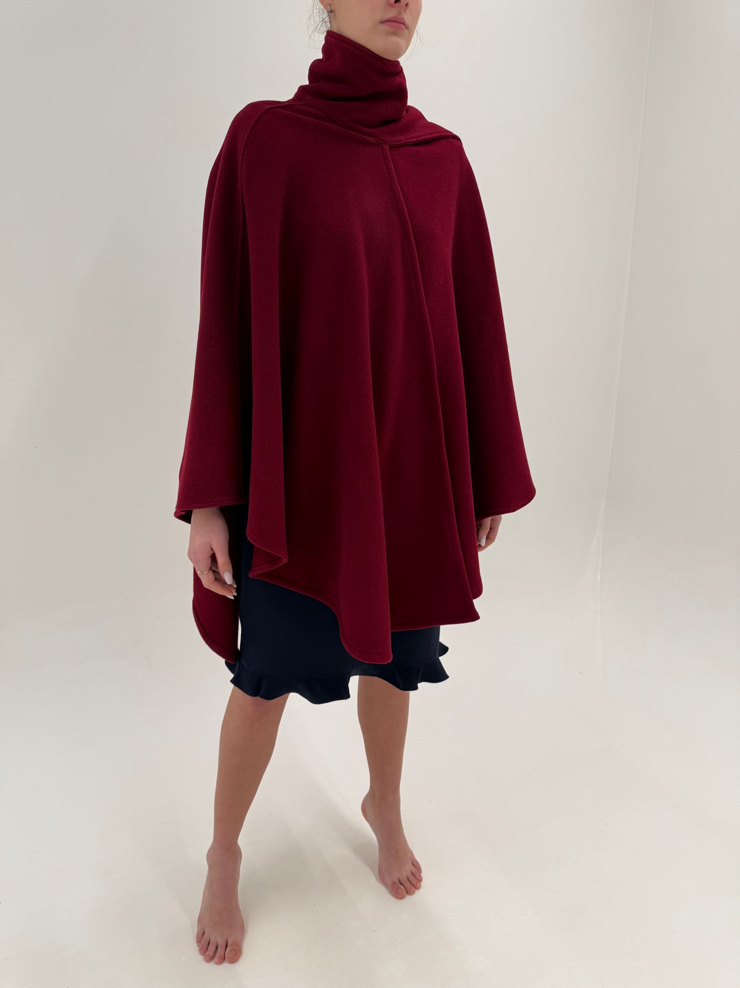 Capa dark cherry red din stofă extrem de fină cu eșarfă atașată