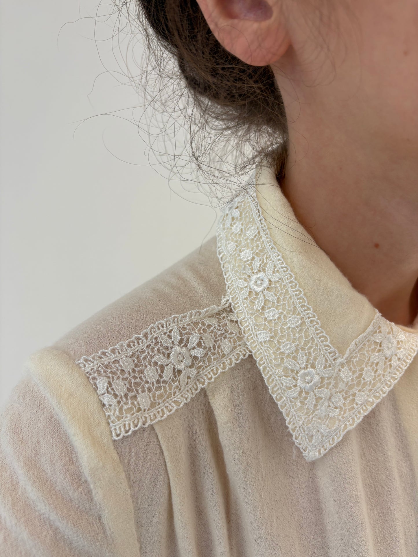 Cămașa vintage butter white din lana extrafina cu aplicații din dantelă macrame