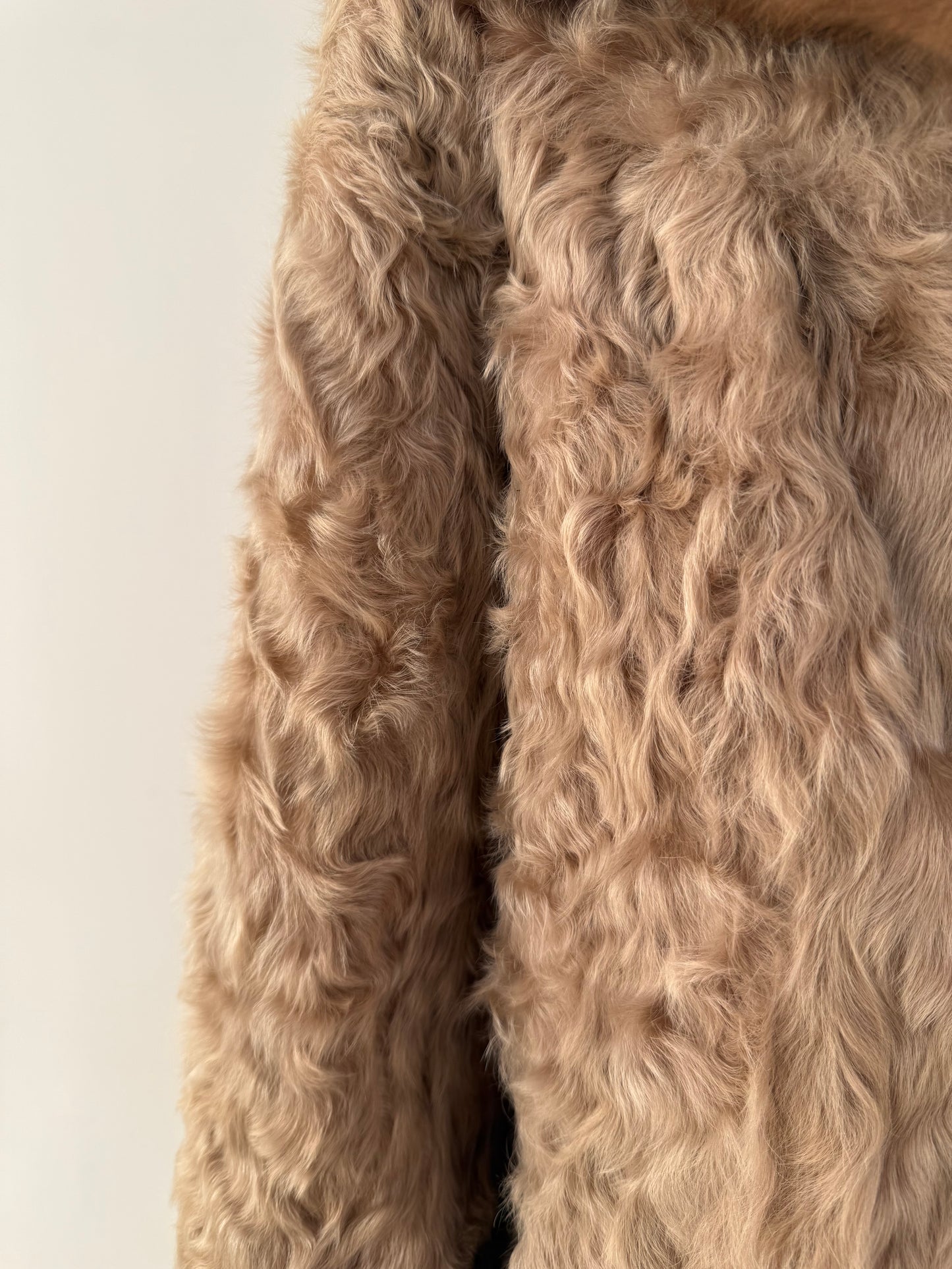 Blană vintage luxury mouton frisé light camel cu guler din blană de nurcă