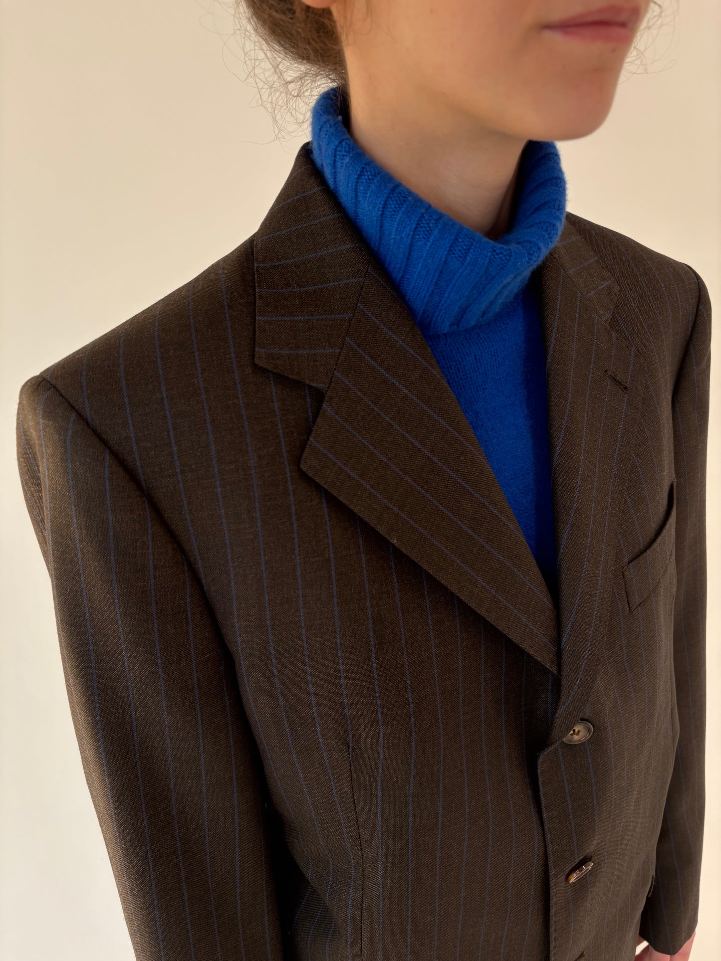 Costum italian chocolate brown cu dungi fine verticale albastru regal
