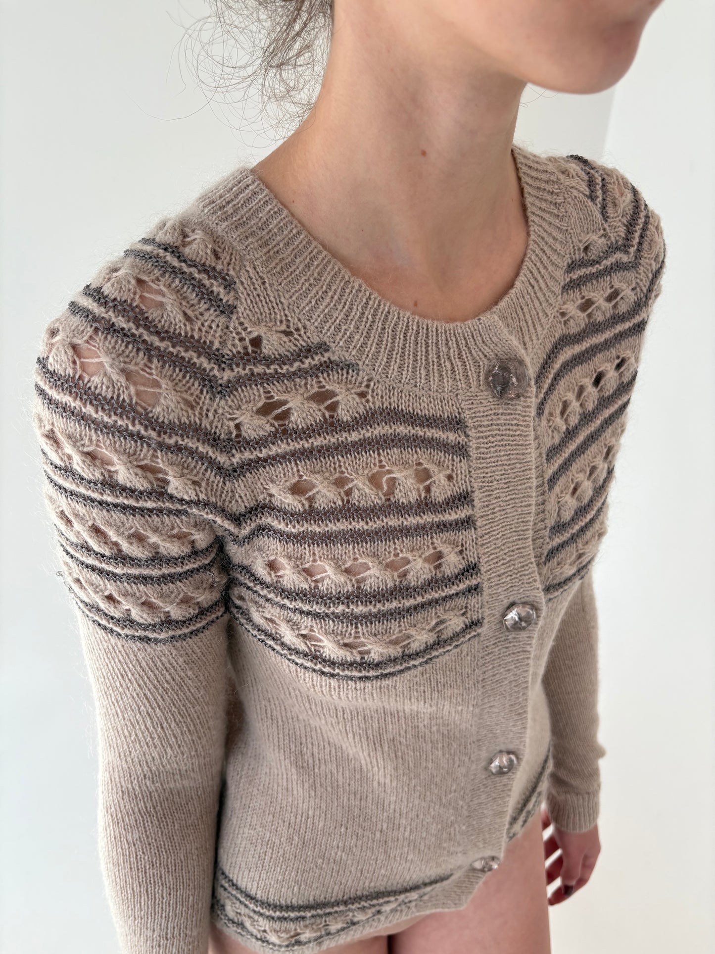 Cardigan nude usir cambrat din mix de baby mohair cu lucrătură dantelată