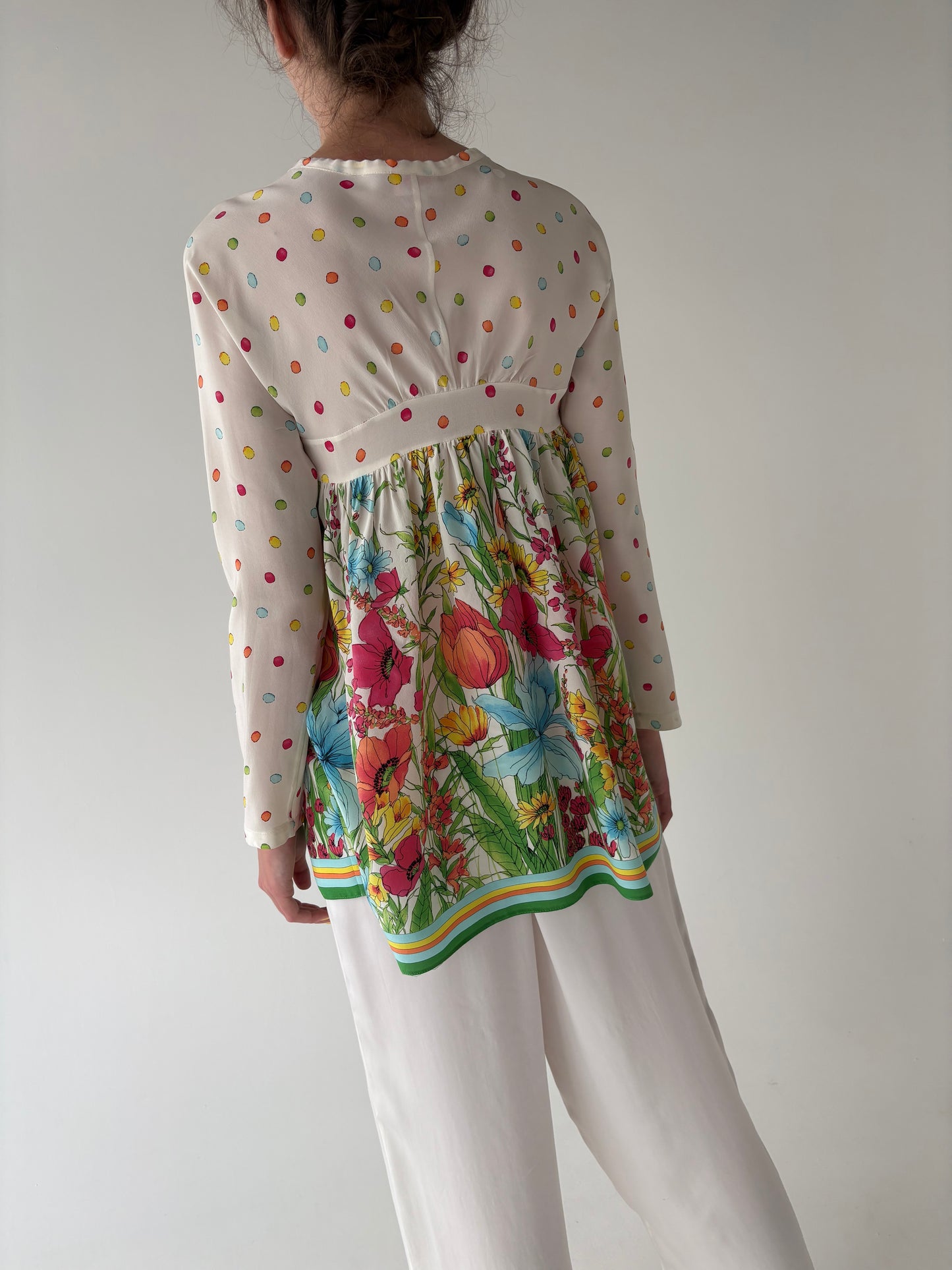 Cămașa luxury Blumarine în croi lejer din mătase naturală și culori tari