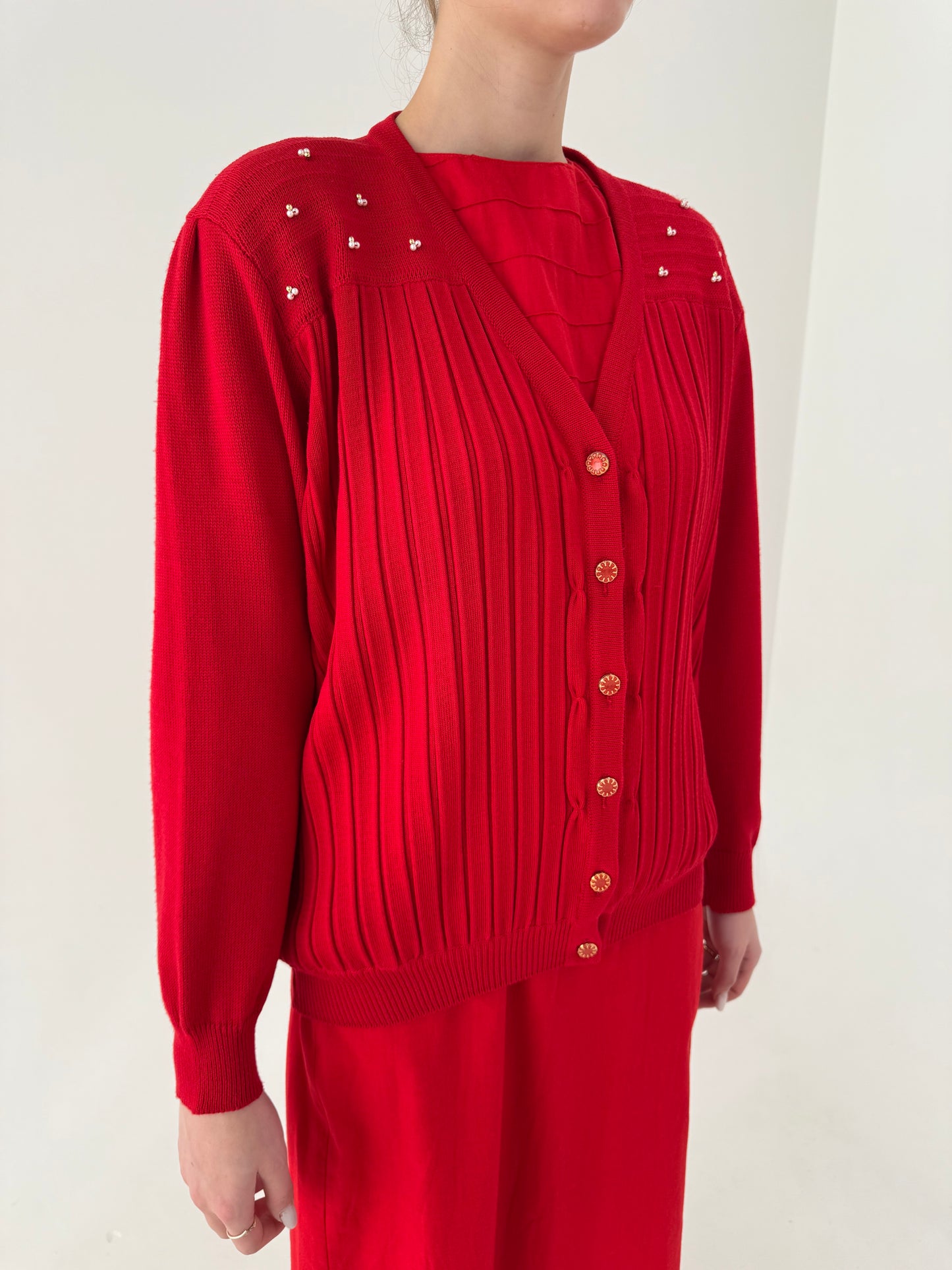 Cardigan vintage cu aplicații manuale perlute cherry red și pliseuri