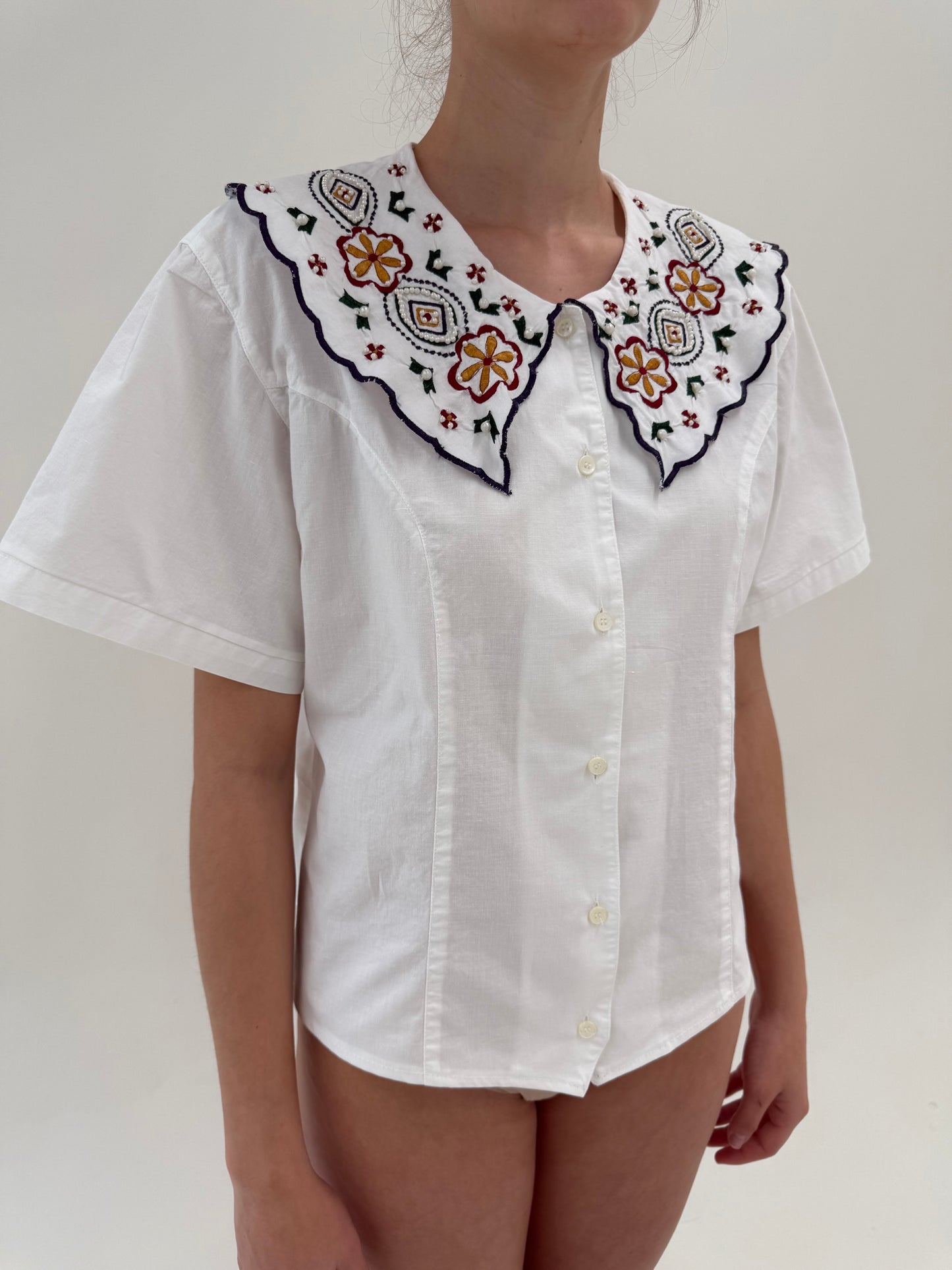 Cămașa vintage din pânză cu guler brodat supradimensionat