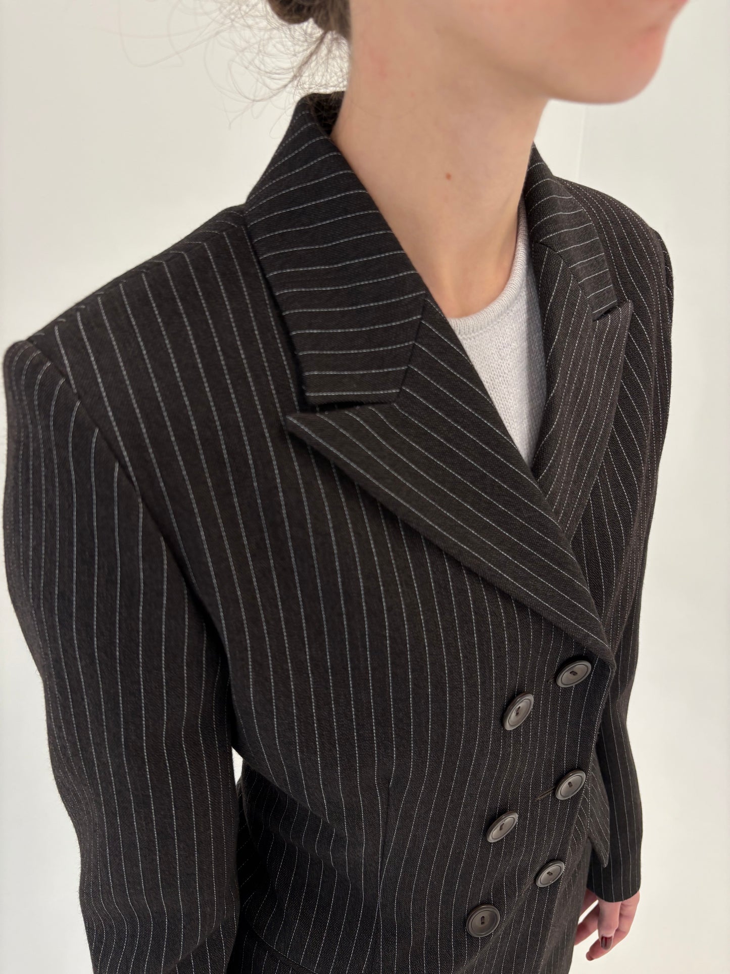 Sacou chocolate brown cambrat cu închidere dublă și dungi fine verticale