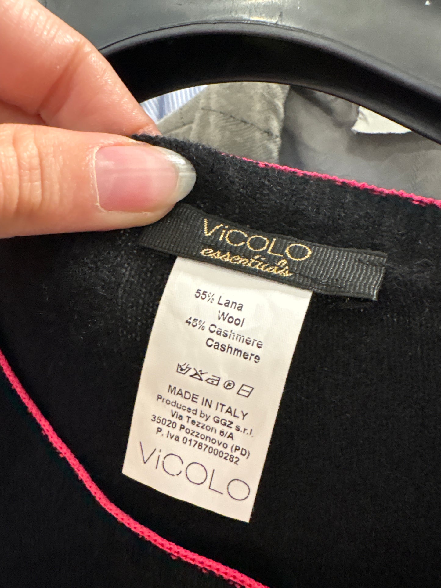 Top negru italian din cașmir și lana cu inserții fucsia