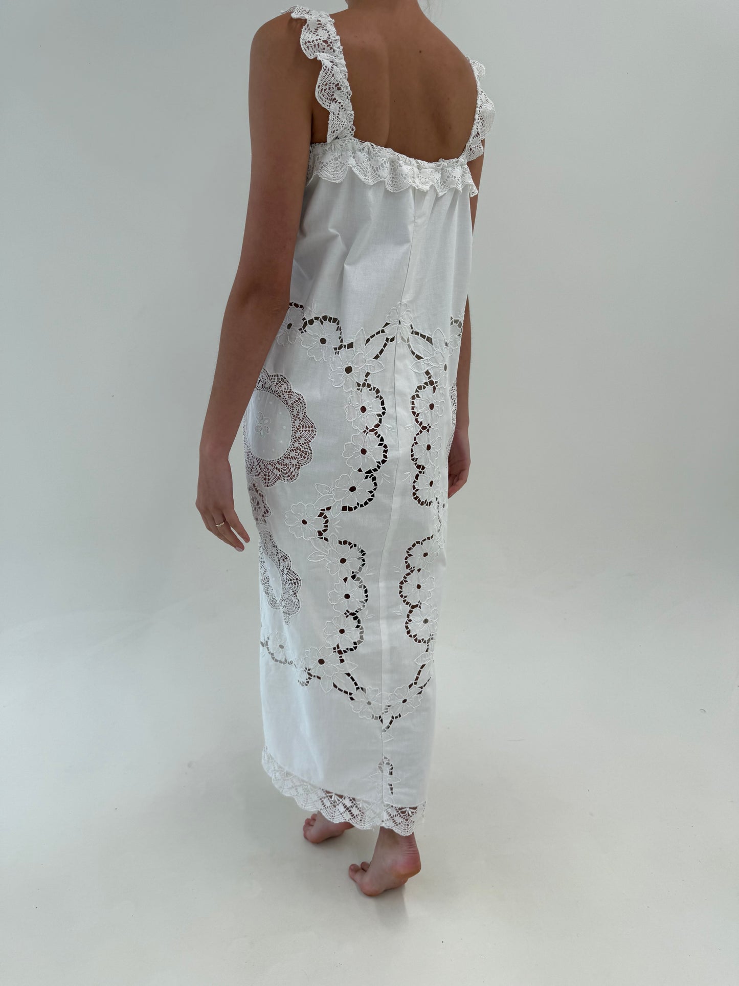 Rochie maxi din panza de bumbac cu broderie manuală și macrame lucrat manual