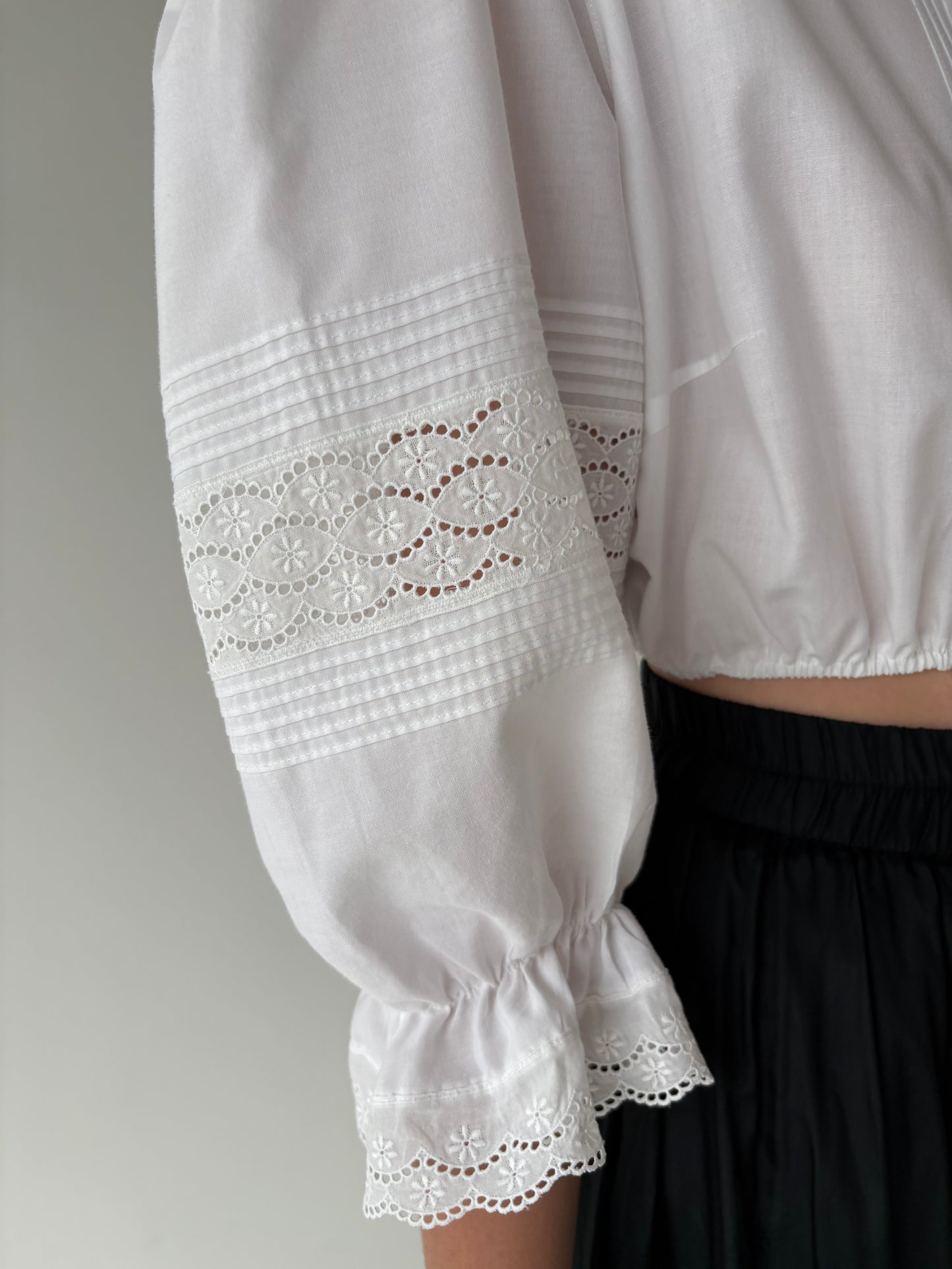 Top vintage cropped din panzica de bumbac cu broderie anglaise