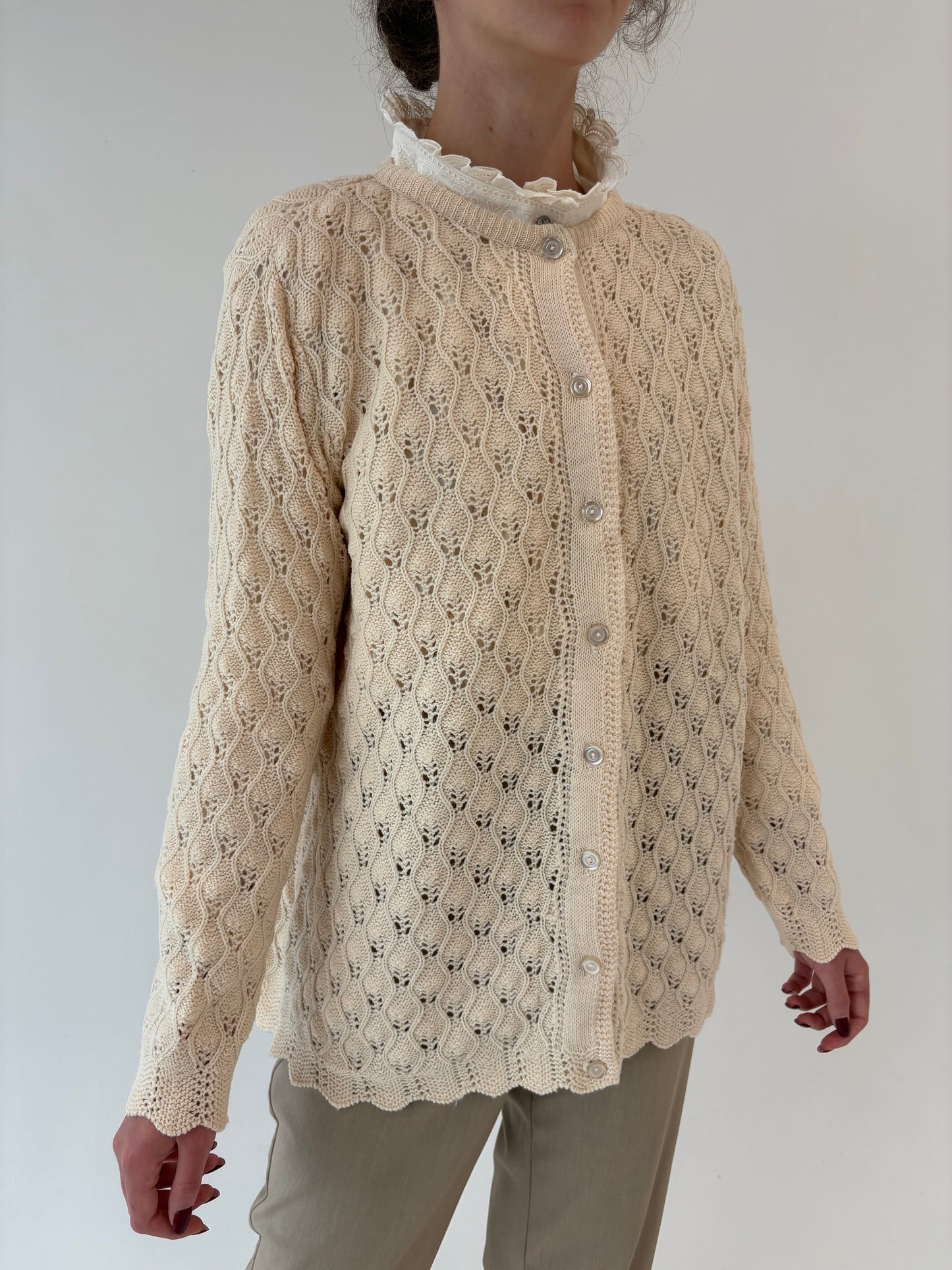 Cardigan vintage butter white lucrat manual din lana 3D dantelata