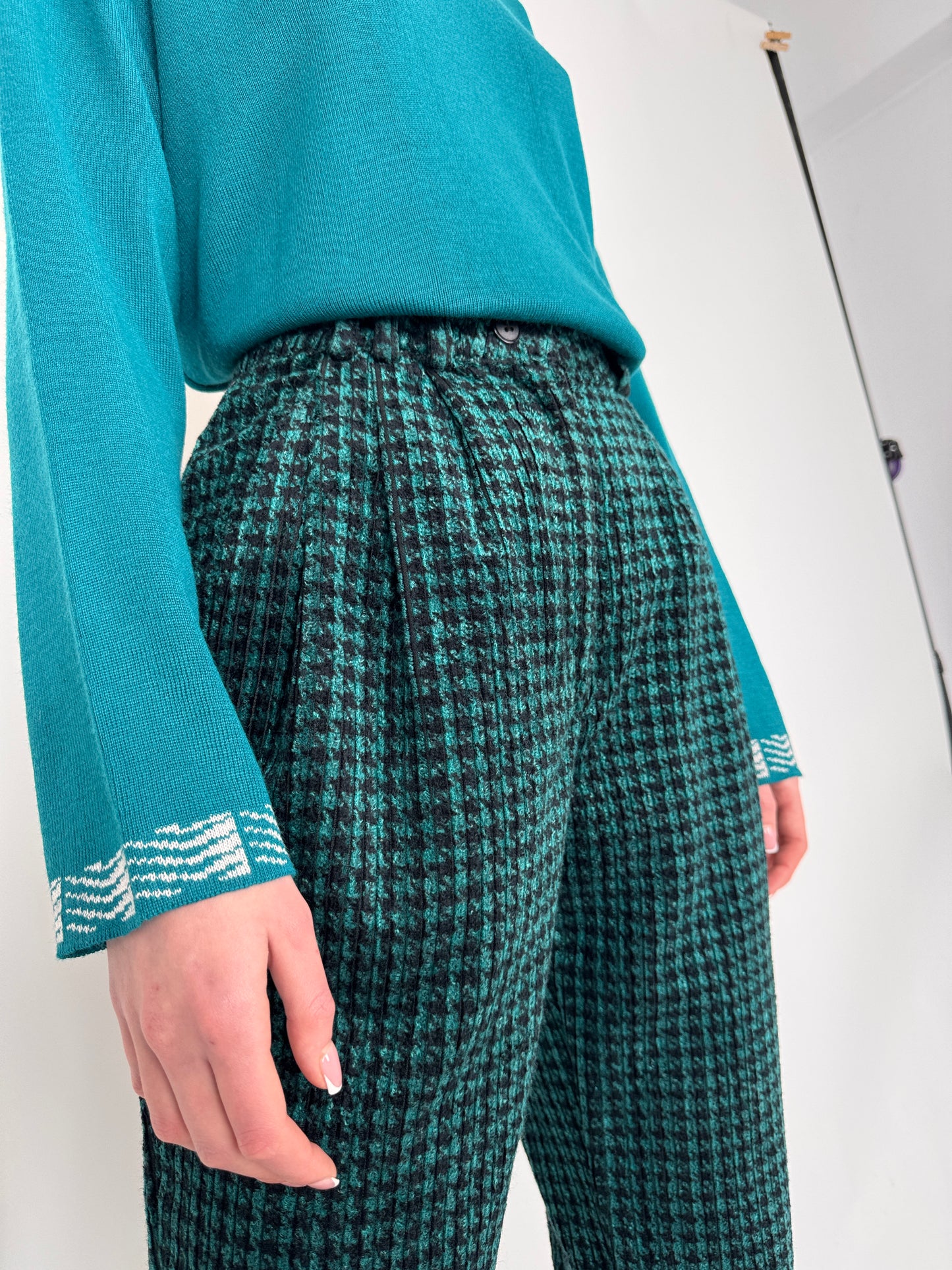 Pantaloni din catifea de bumbac pied du coq cu talie ultra înaltă și pense