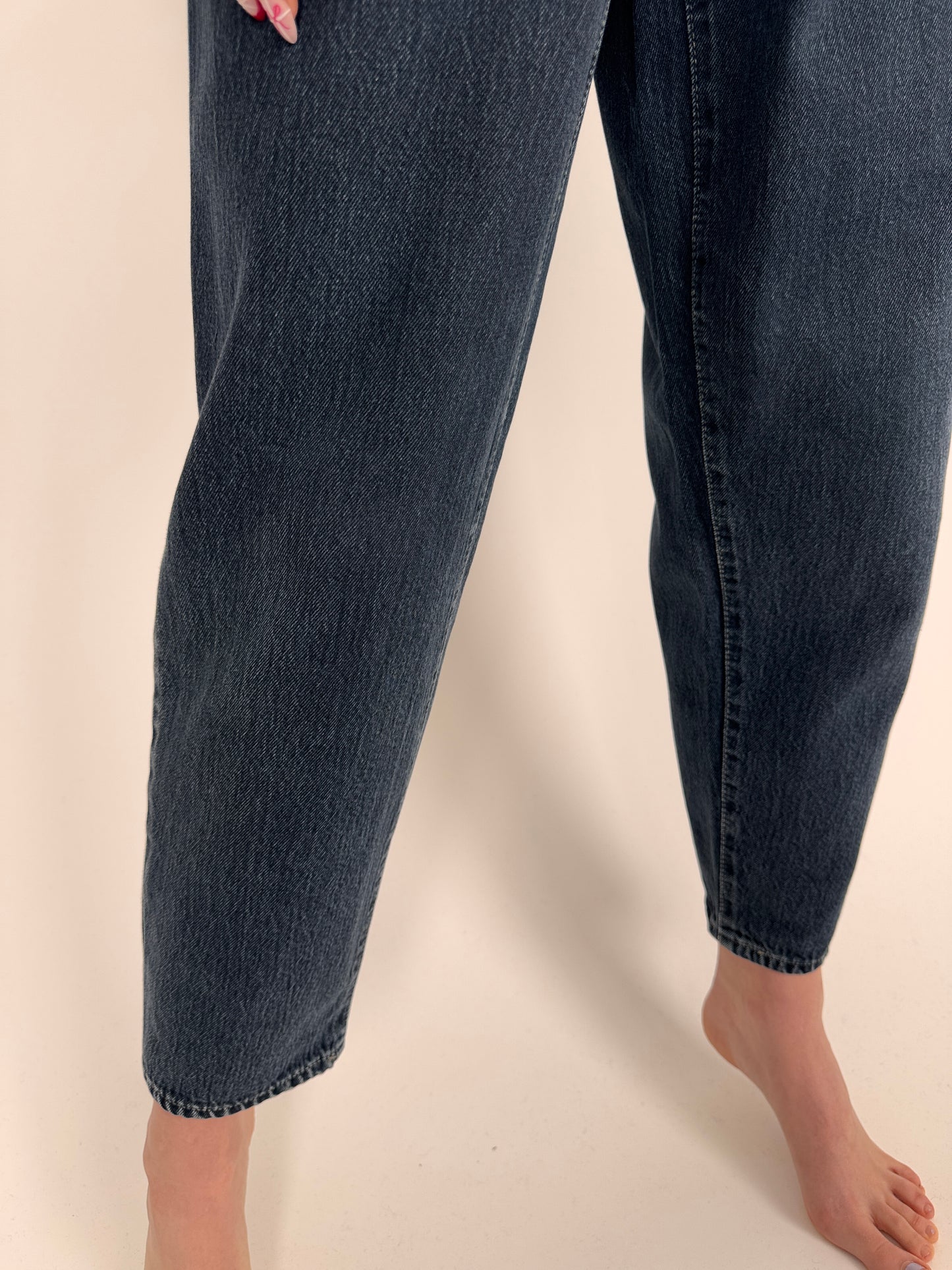 Jeanși dark wash mom fit cu pense și talie înaltă