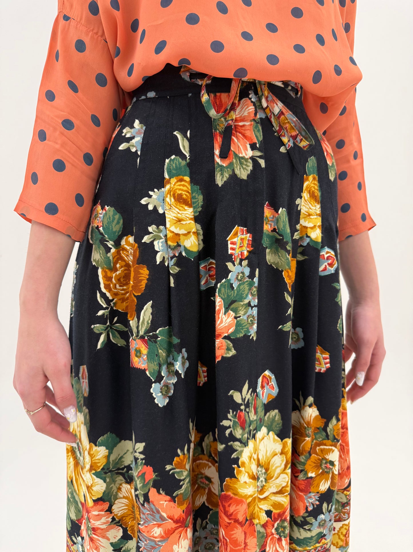 Fustă vintage superbă cu print floral și buzunare midi spre maxi