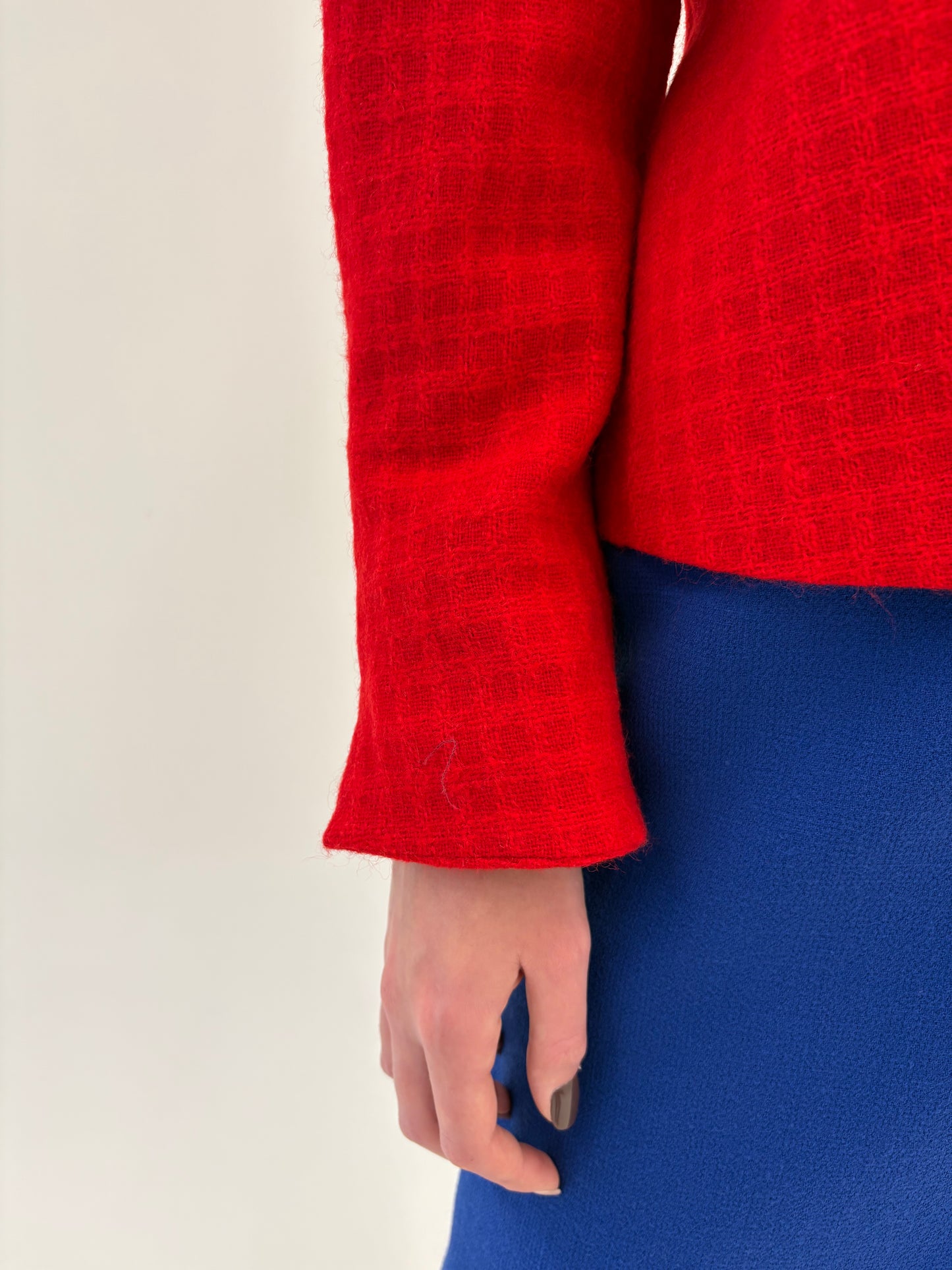 Sacou cambrat cherry red in stil Chanel din tweed de lana certificată