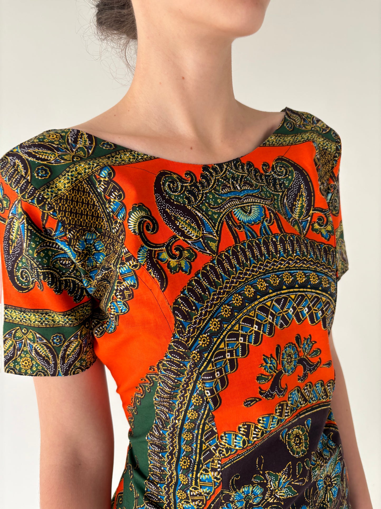 Rochie din pânză de bumbac ușor structurată cu print paisley