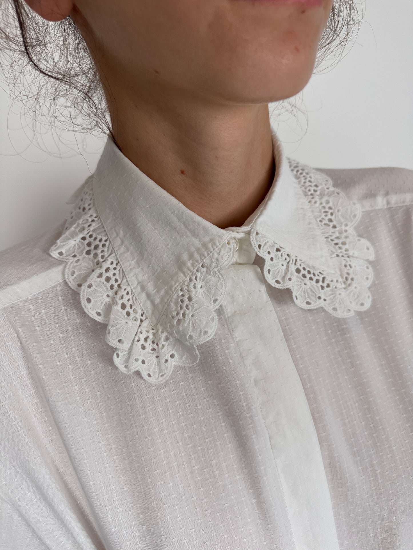 Cămașa premium cu broderie anglaise și manșete duble cu dantelă