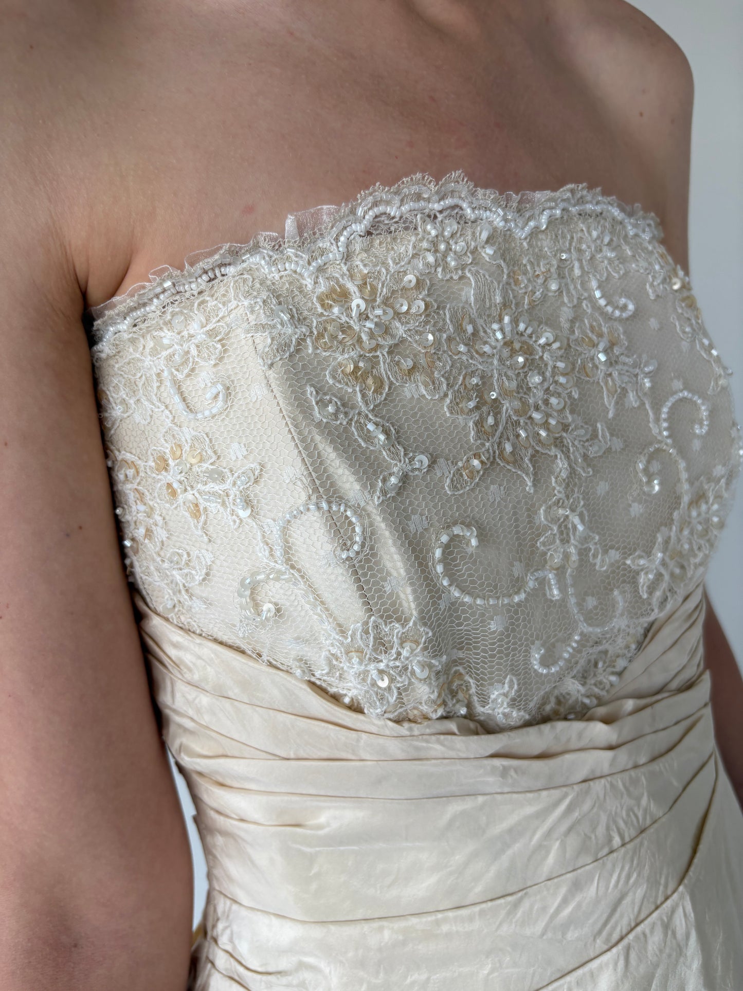 Corset butter white reglabil cu aplicații manuale și dantelă chantily