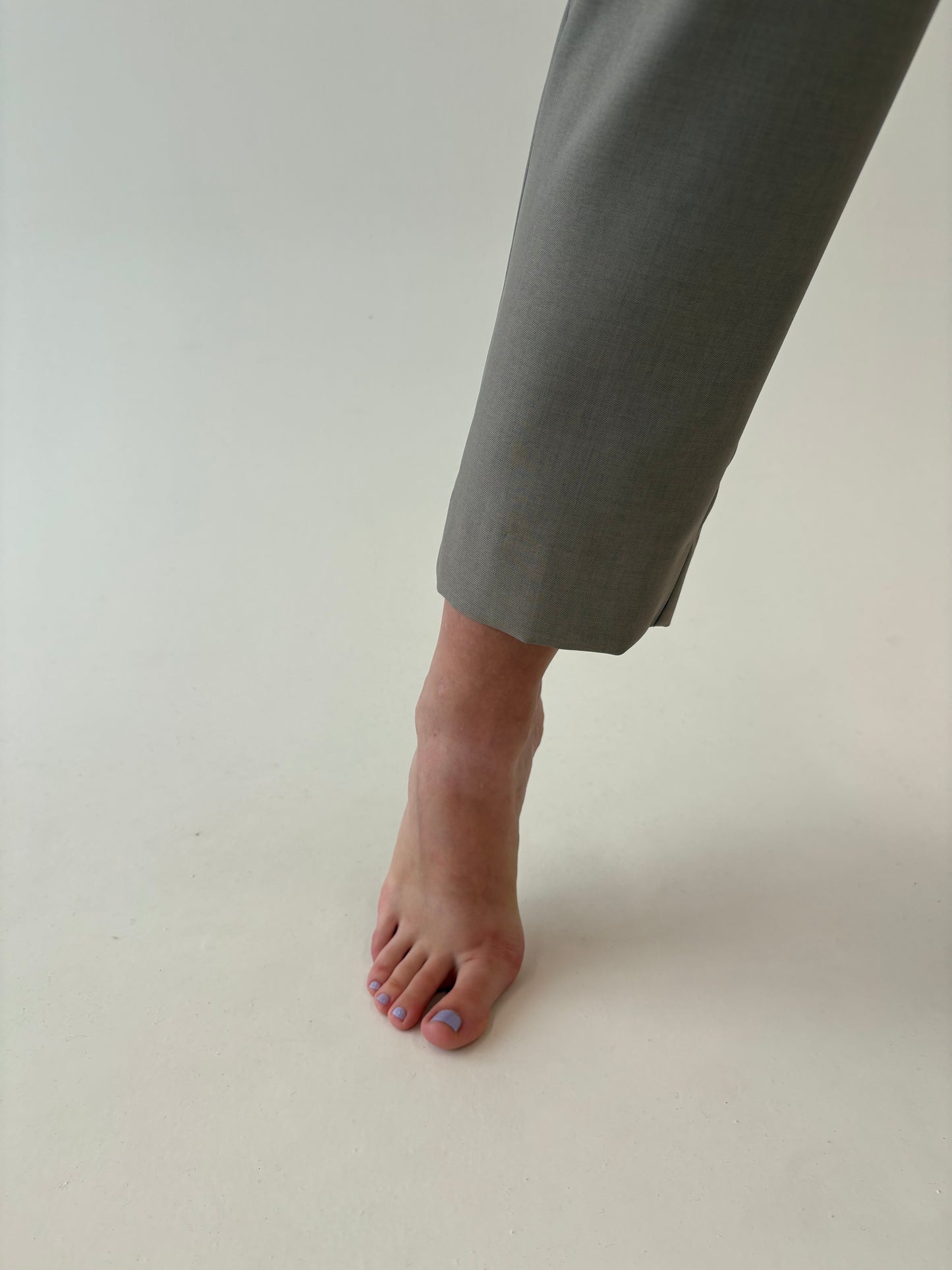 Pantaloni țigaretă nude cu talie ultra înaltă marcată din stofita ușor satinata