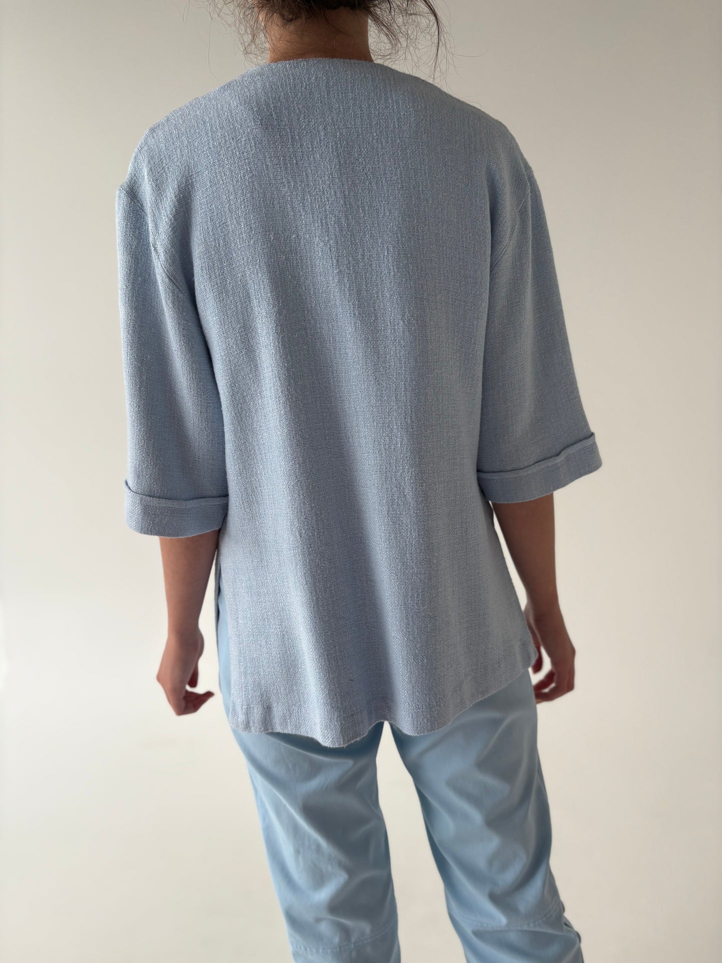 Sacou baby Blue în croi ușor cambrat on croi minimalist cu șlițuri laterale