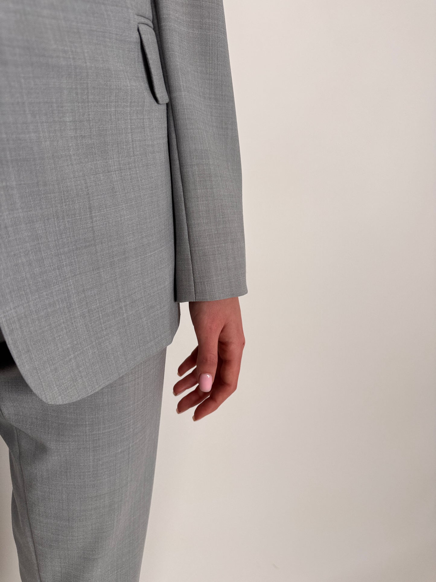 Costum light gray în croi minimalist