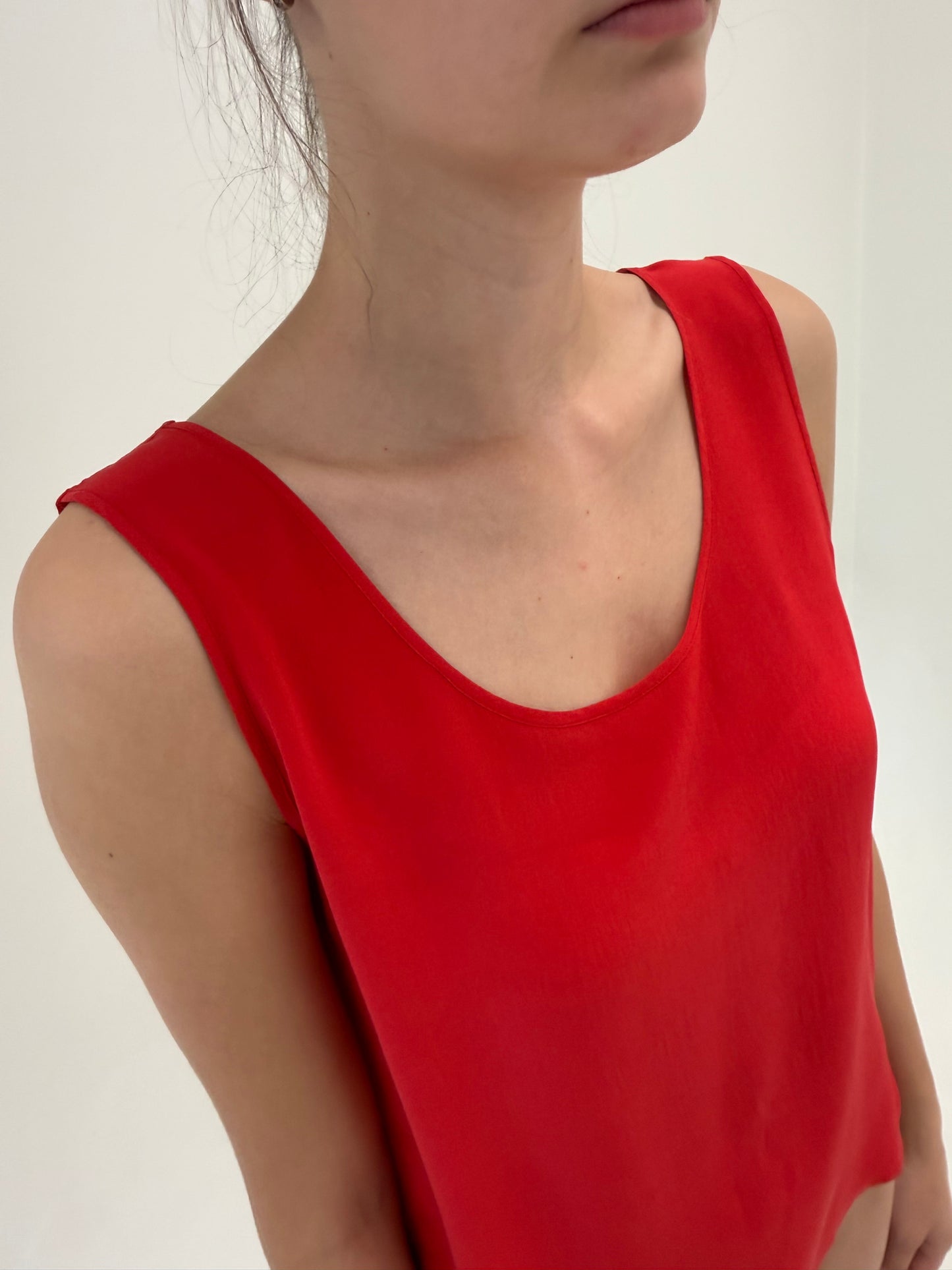 Top din mătase naturală în croi minimalist cherry red