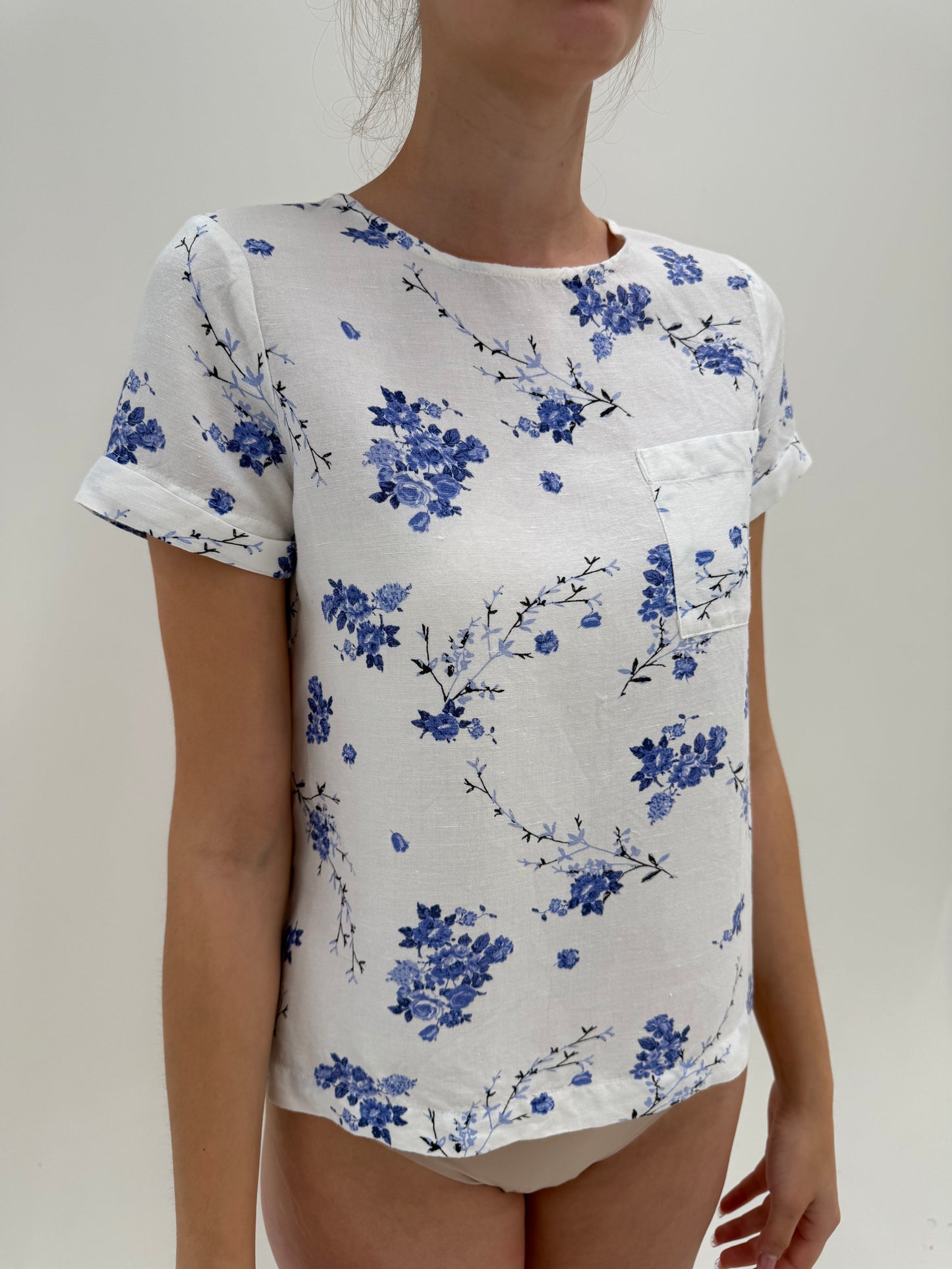 Top din pânză de in cu print floral delicat în nuanțe de albastru