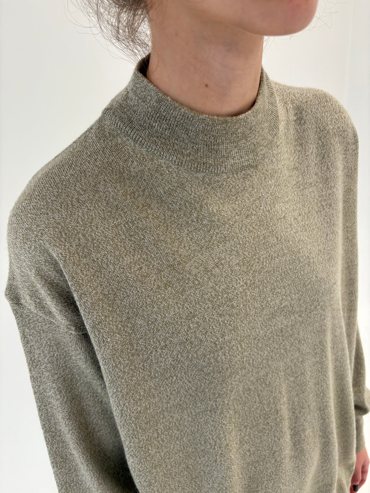 Maleta chimney sage green din lana merino extrafina în croi lejer