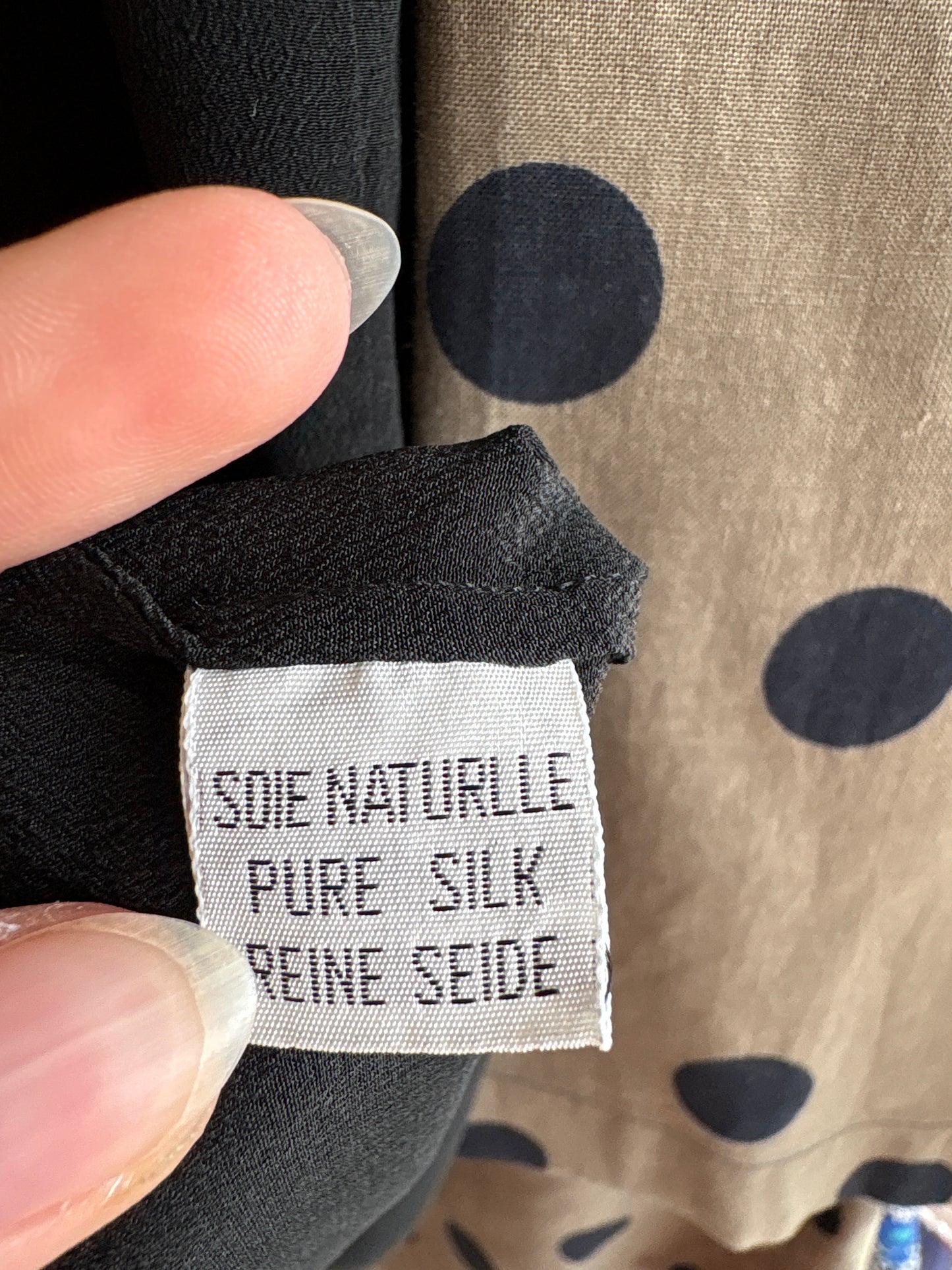 Top negru din mătase naturală în croi minimalist