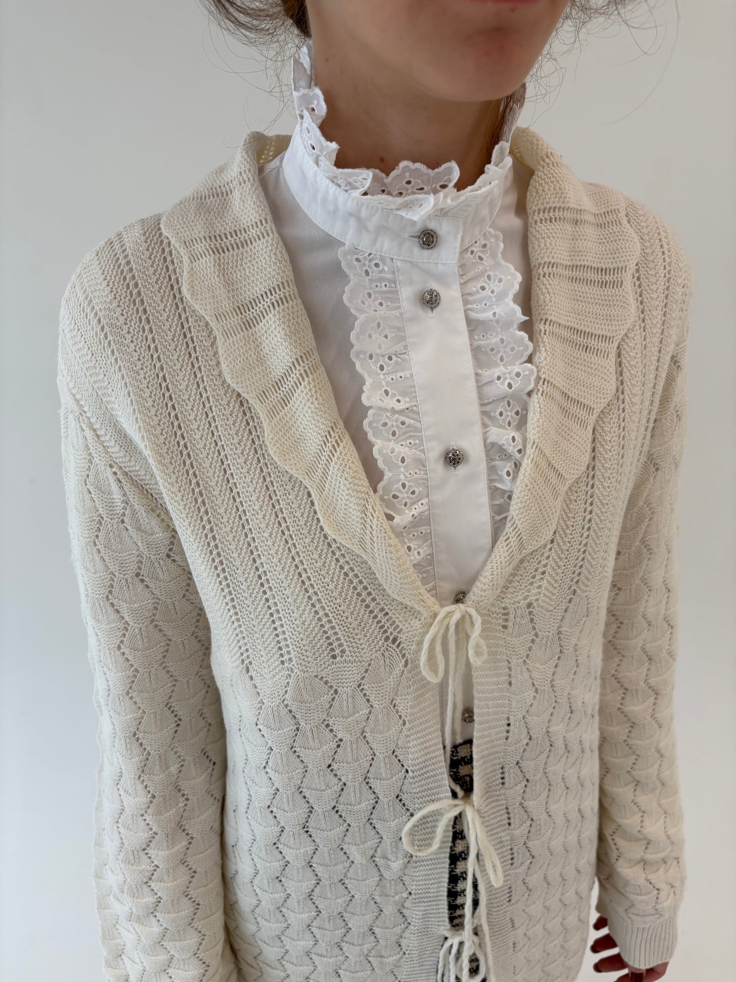Cardigan vintage butter white lucrat manual dantelat din mix de lana extrafina