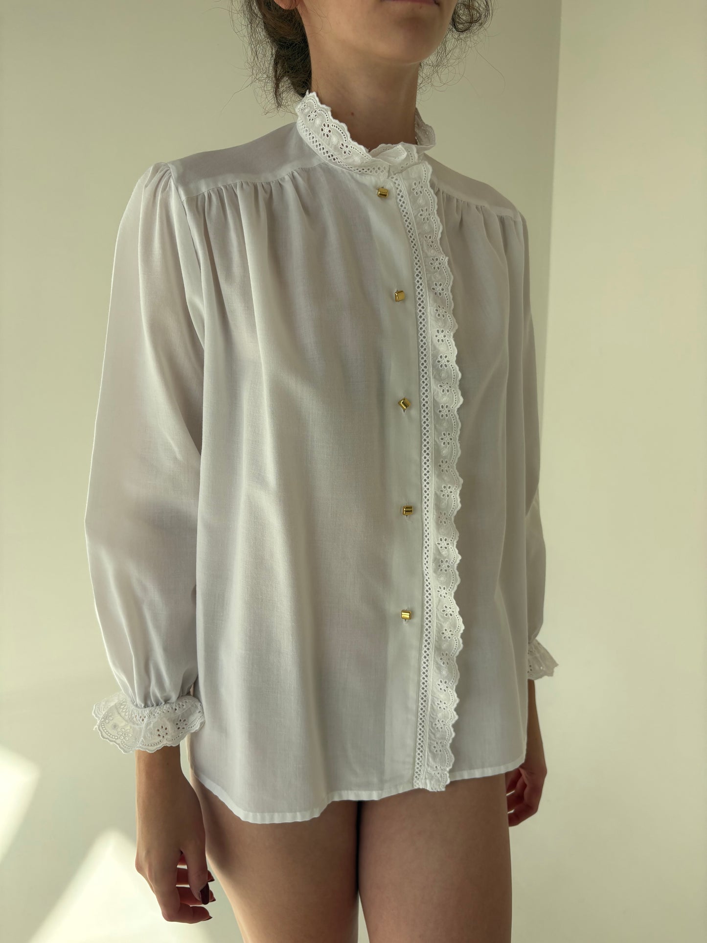 Cămașa vintage cu broderie anglaise și jabou asimetric