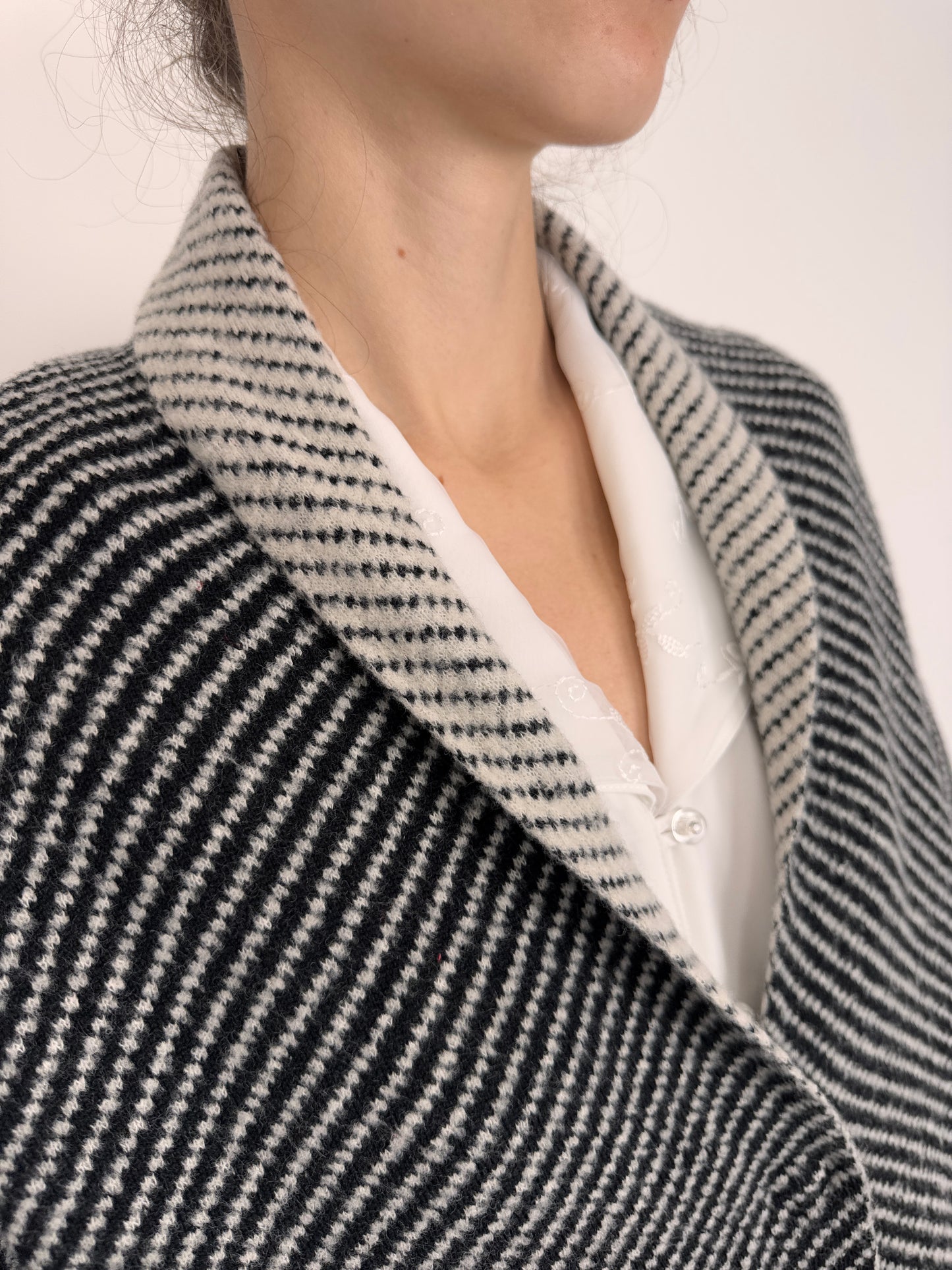 Cardigan în croi minimalist din mix de lana extrafina de gramaj mare