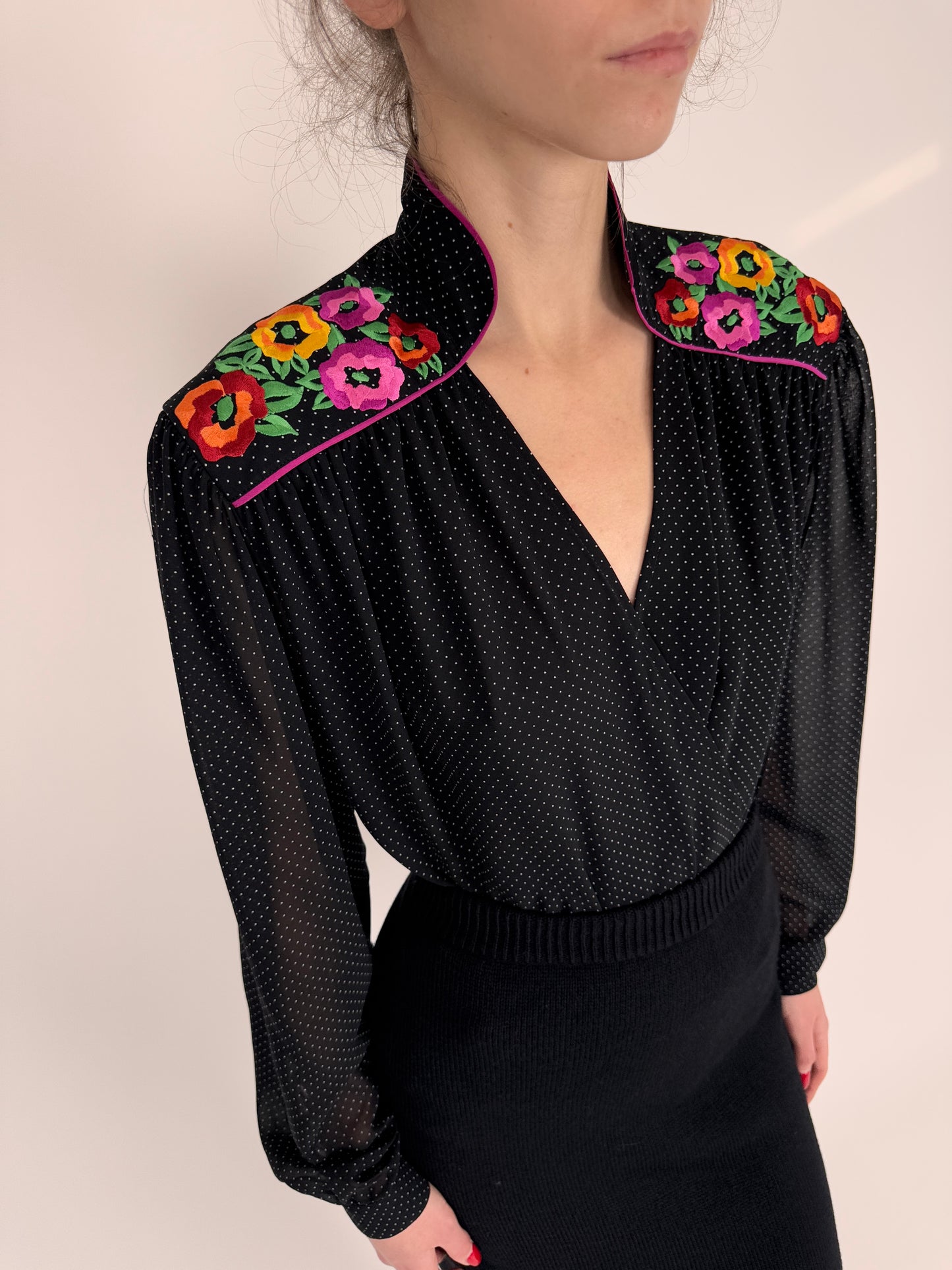 Cămașa neagră parte peste parte cu broderie masiva colorată