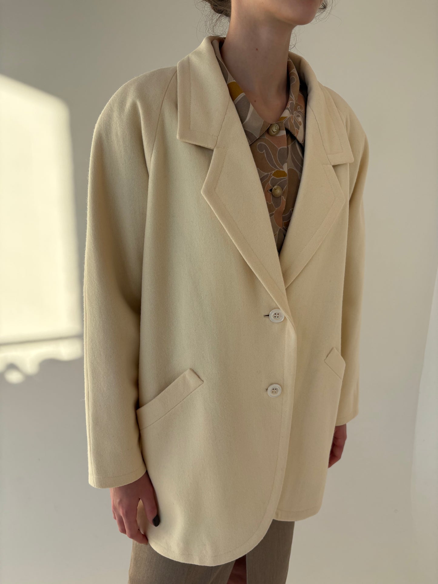 Palton butter white în croi retro modern din lana extrafina