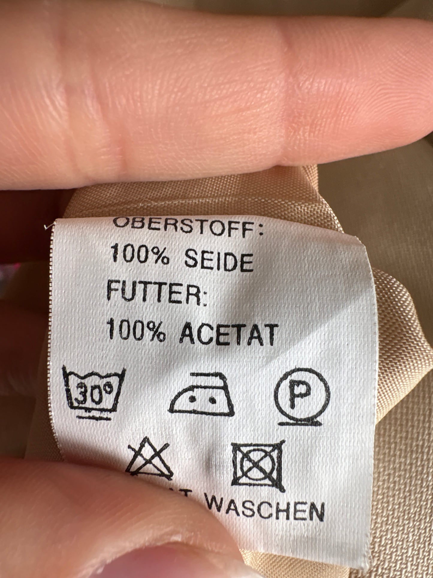 Sacou camel ușor cambrat din țesătură de mătase naturală texturată semi mată