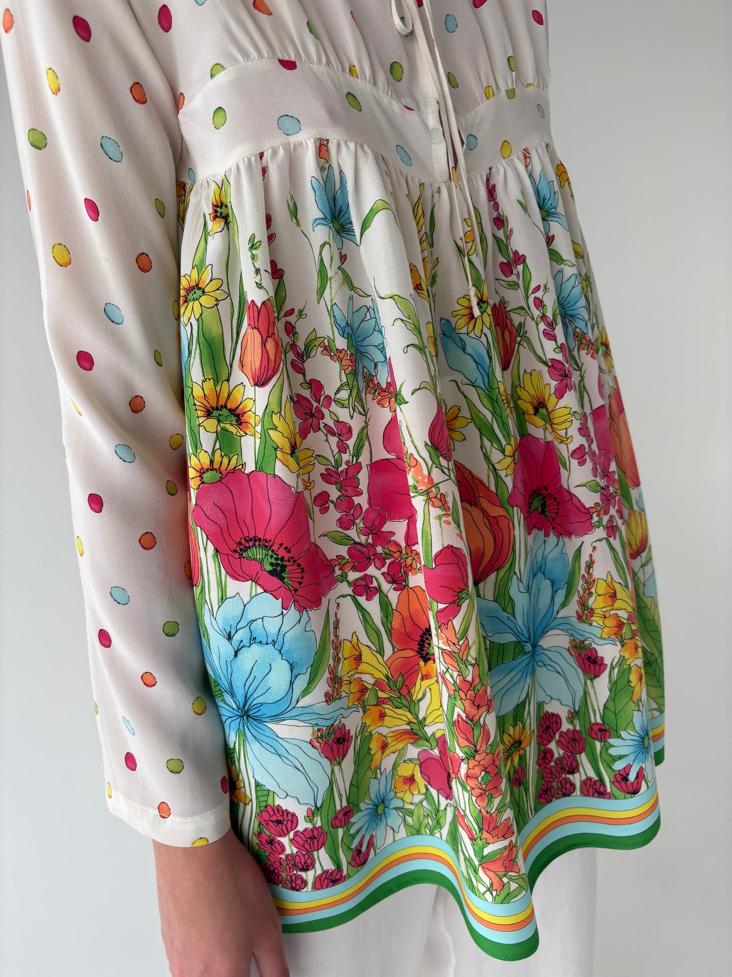 Cămașa luxury Blumarine în croi lejer din mătase naturală și culori tari