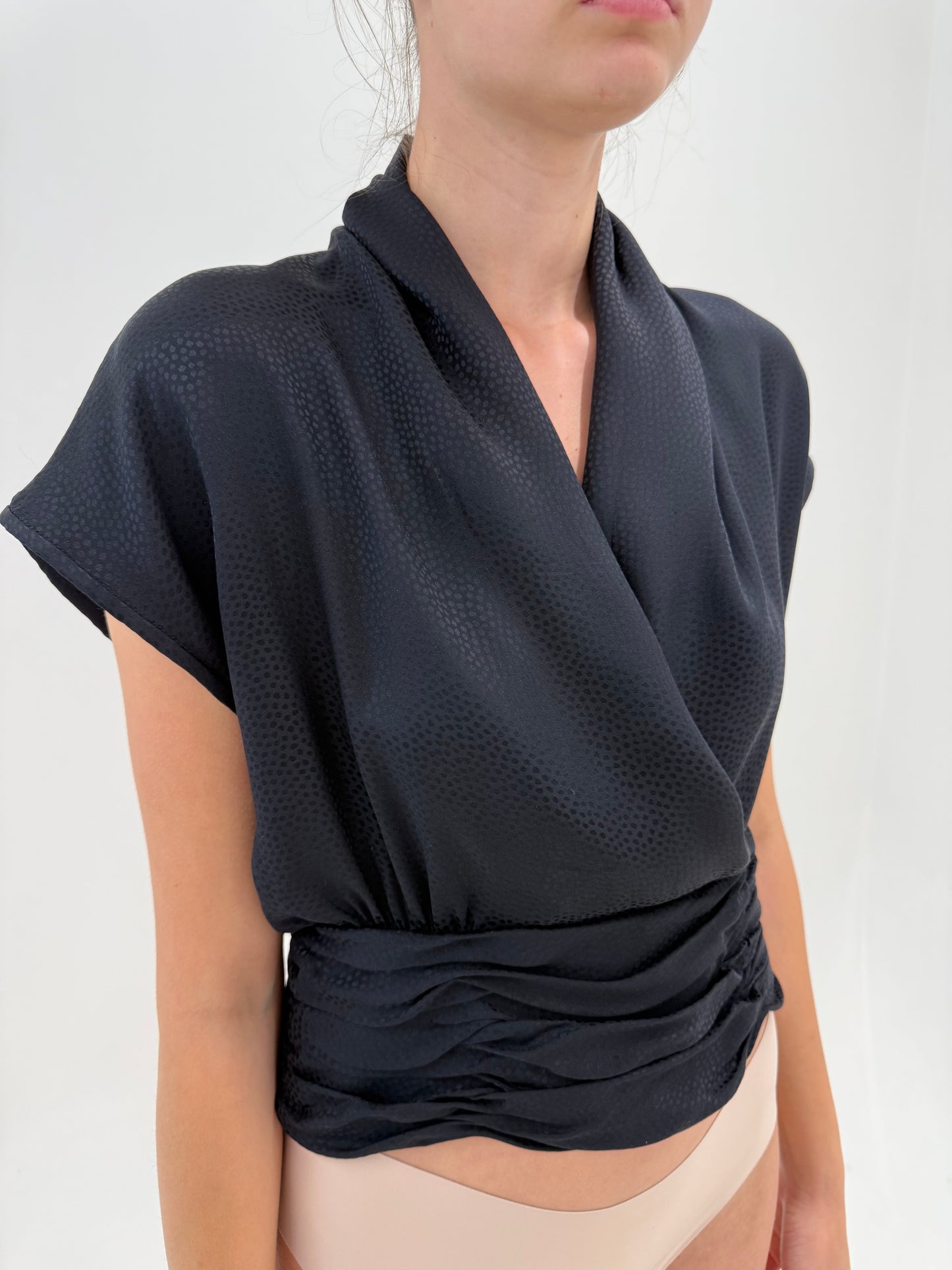 Top negru de designer italian în croi petrecut din mătase naturală de la zi la seară